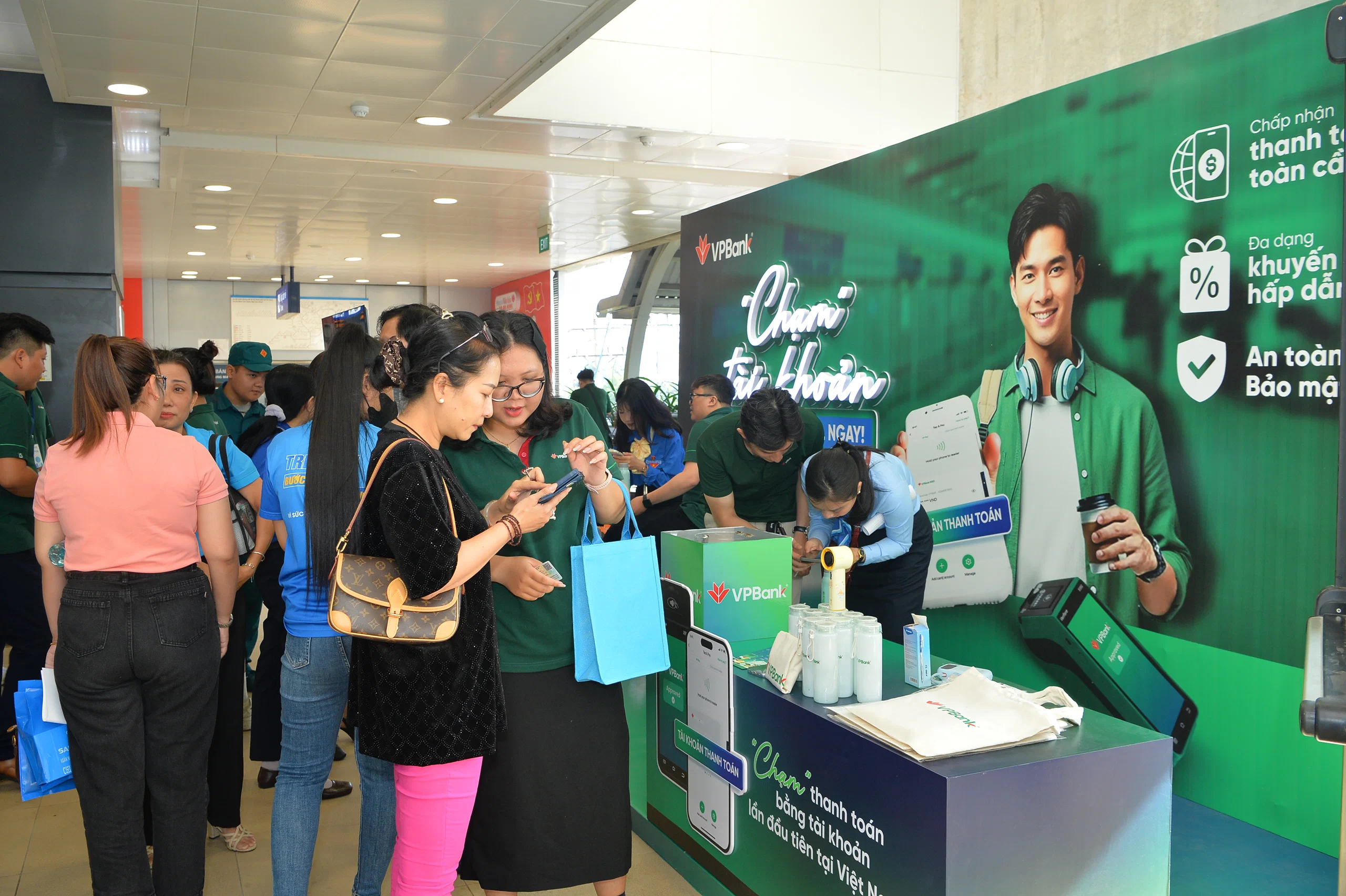 Không khí sôi động tại Thu Duc Digital Day 2025 khi người dân đổ về ga Metro trải nghiệm công nghệ số