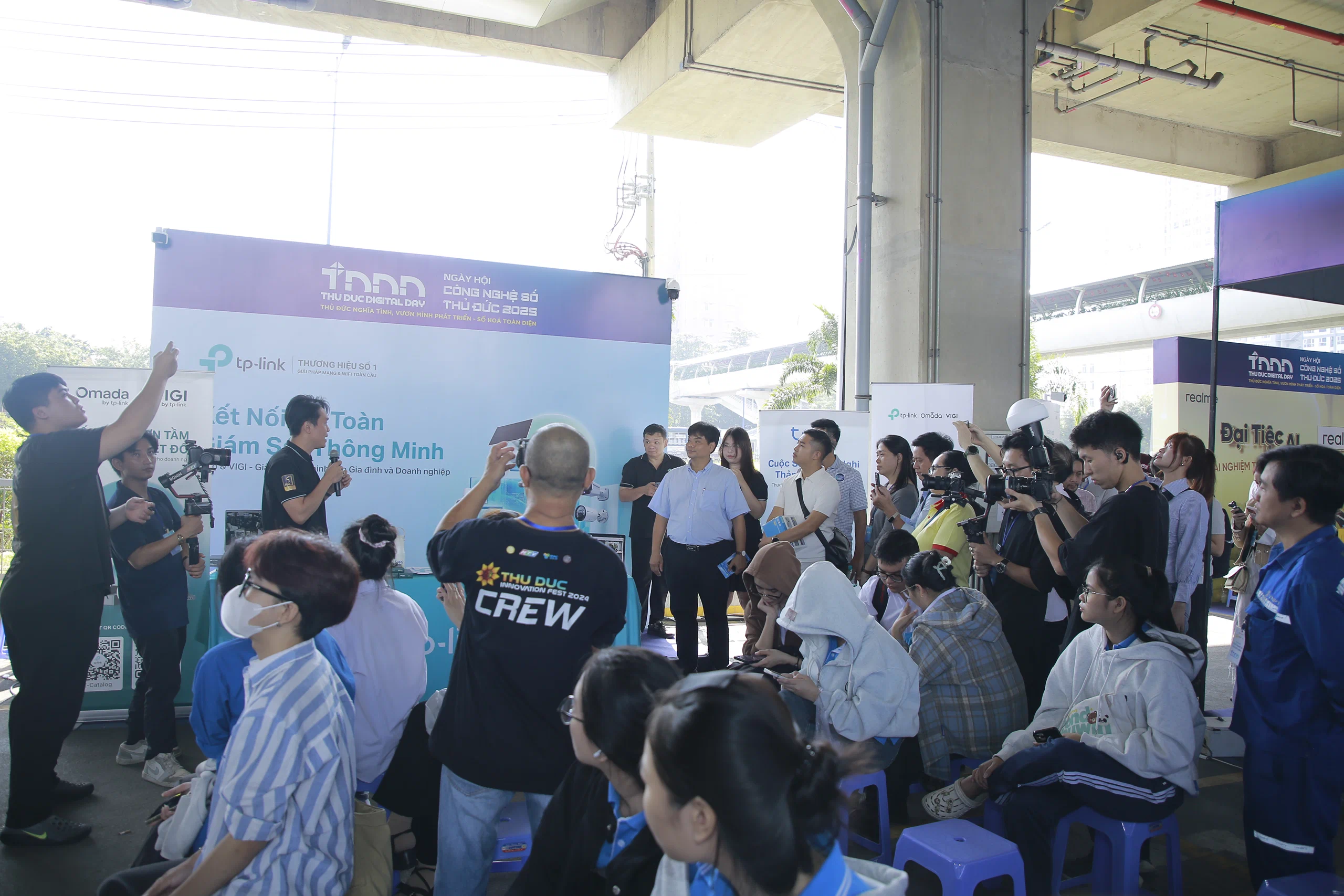 Không khí sôi động tại Thu Duc Digital Day 2025 khi người dân đổ về ga Metro trải nghiệm công nghệ số