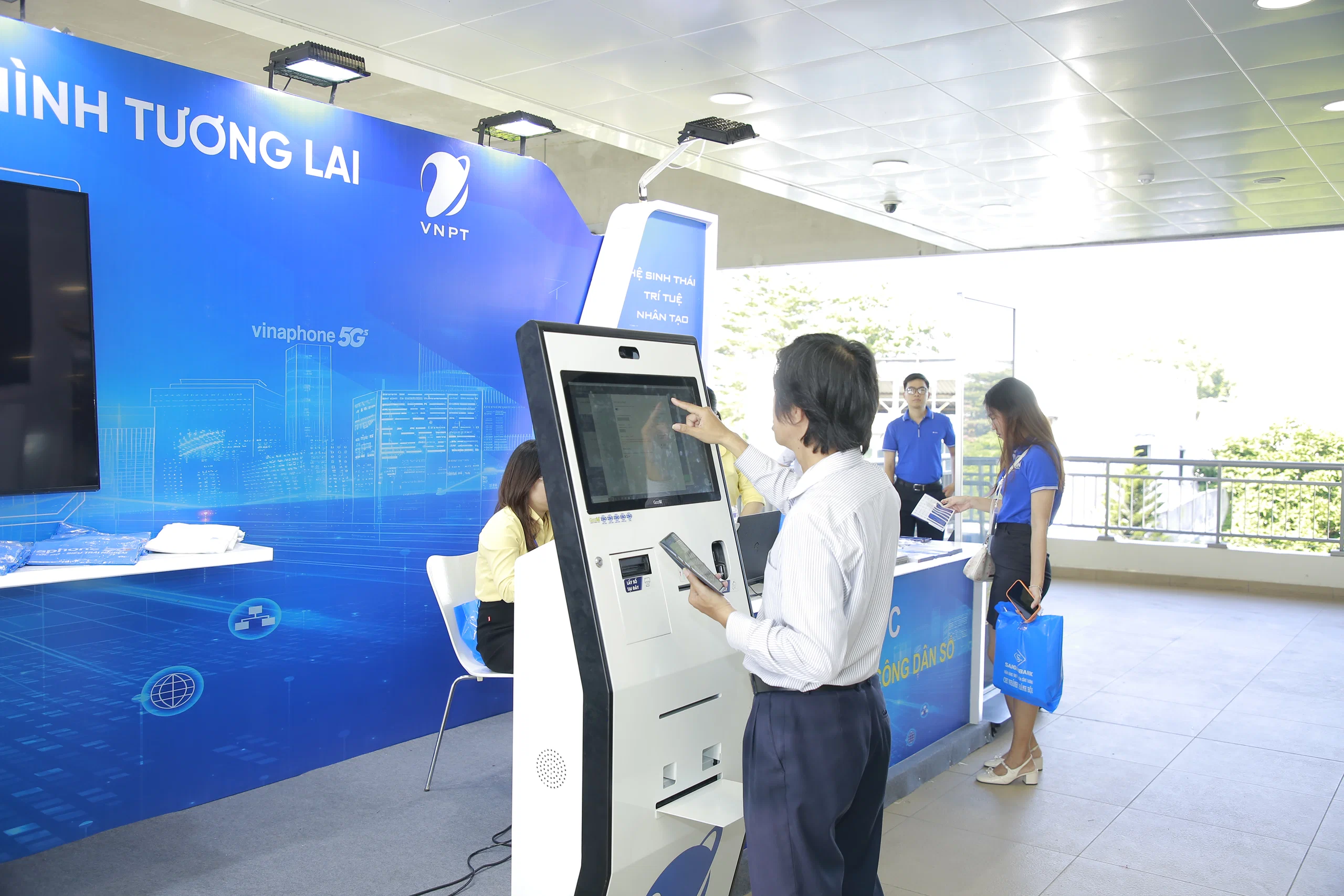 Không khí sôi động tại Thu Duc Digital Day 2025 khi người dân đổ về ga Metro trải nghiệm công nghệ số