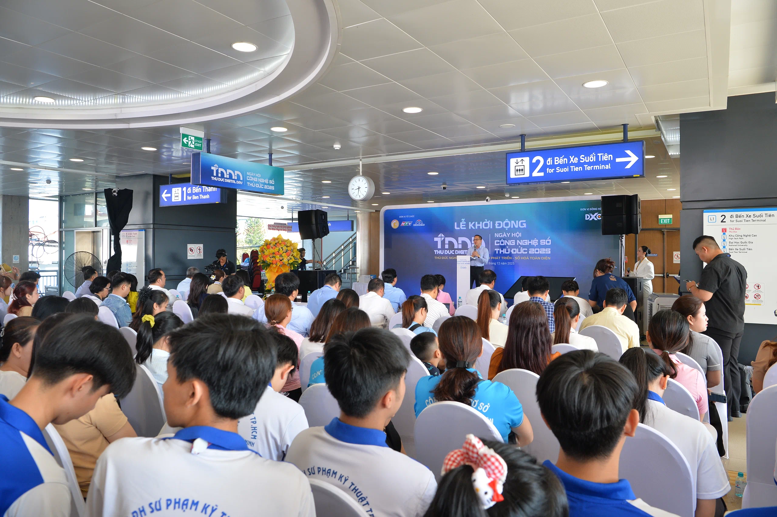 Không khí sôi động tại Thu Duc Digital Day 2025 khi người dân đổ về ga Metro trải nghiệm công nghệ số