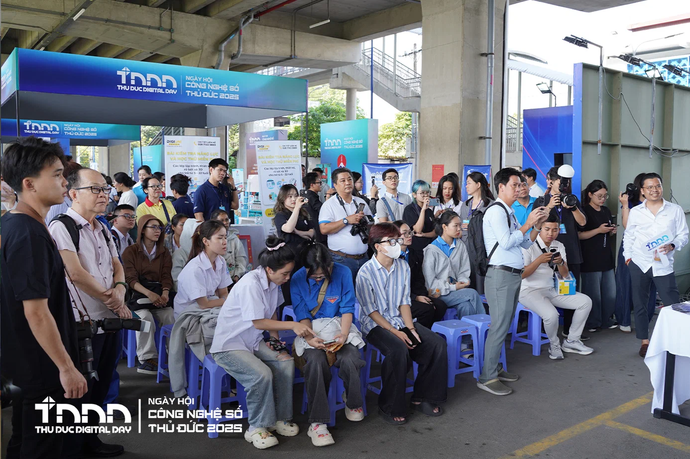 Không khí sôi động tại Thu Duc Digital Day 2025 khi người dân đổ về ga Metro trải nghiệm công nghệ số