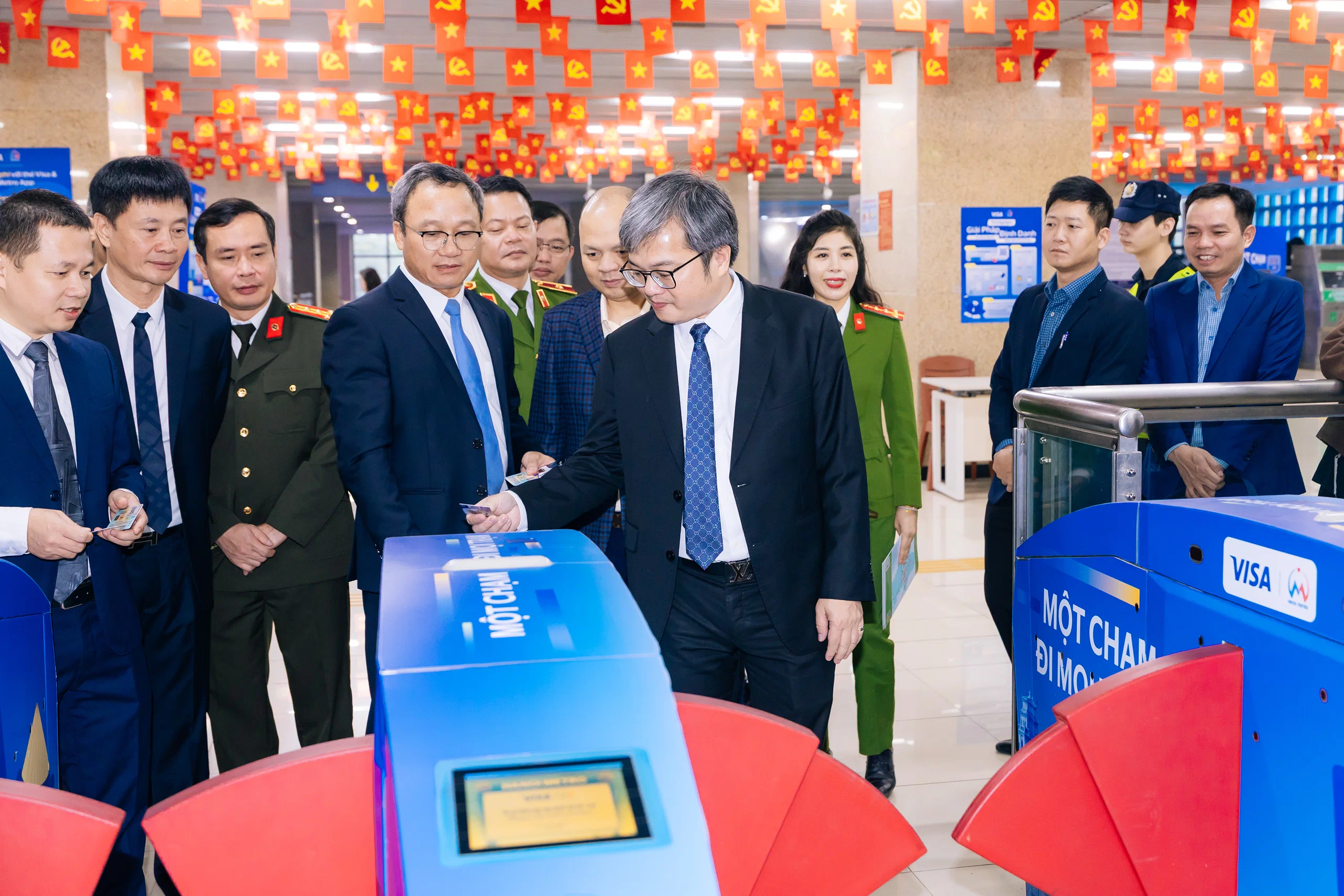 Visa kích hoạt thanh toán chạm trên Metro Hà Nội, mở rộng trải nghiệm di chuyển không tiền mặt