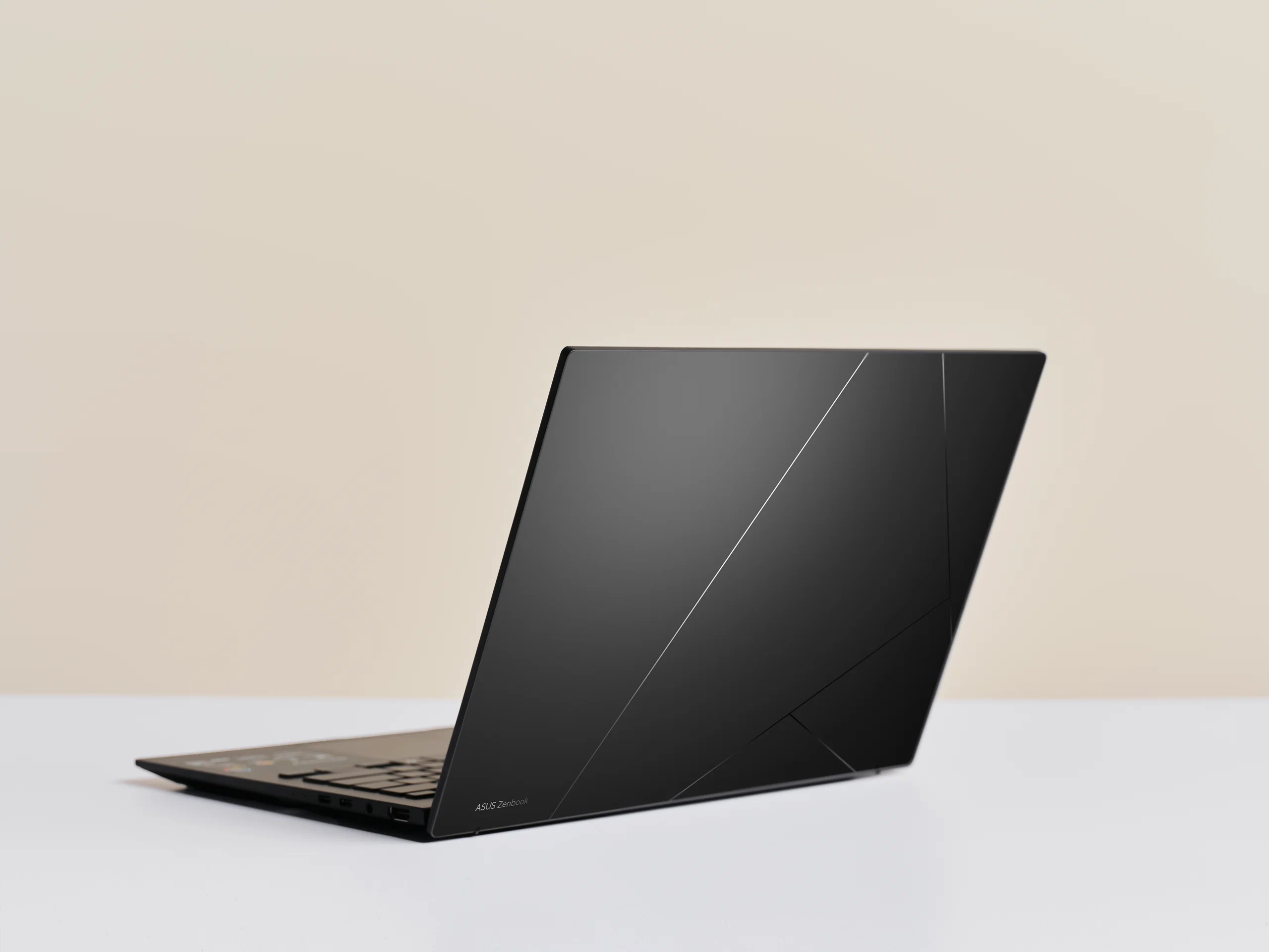 ASUS ra mắt loạt laptop Ryzen AI 400 Series đầu tiên tại Việt Nam
