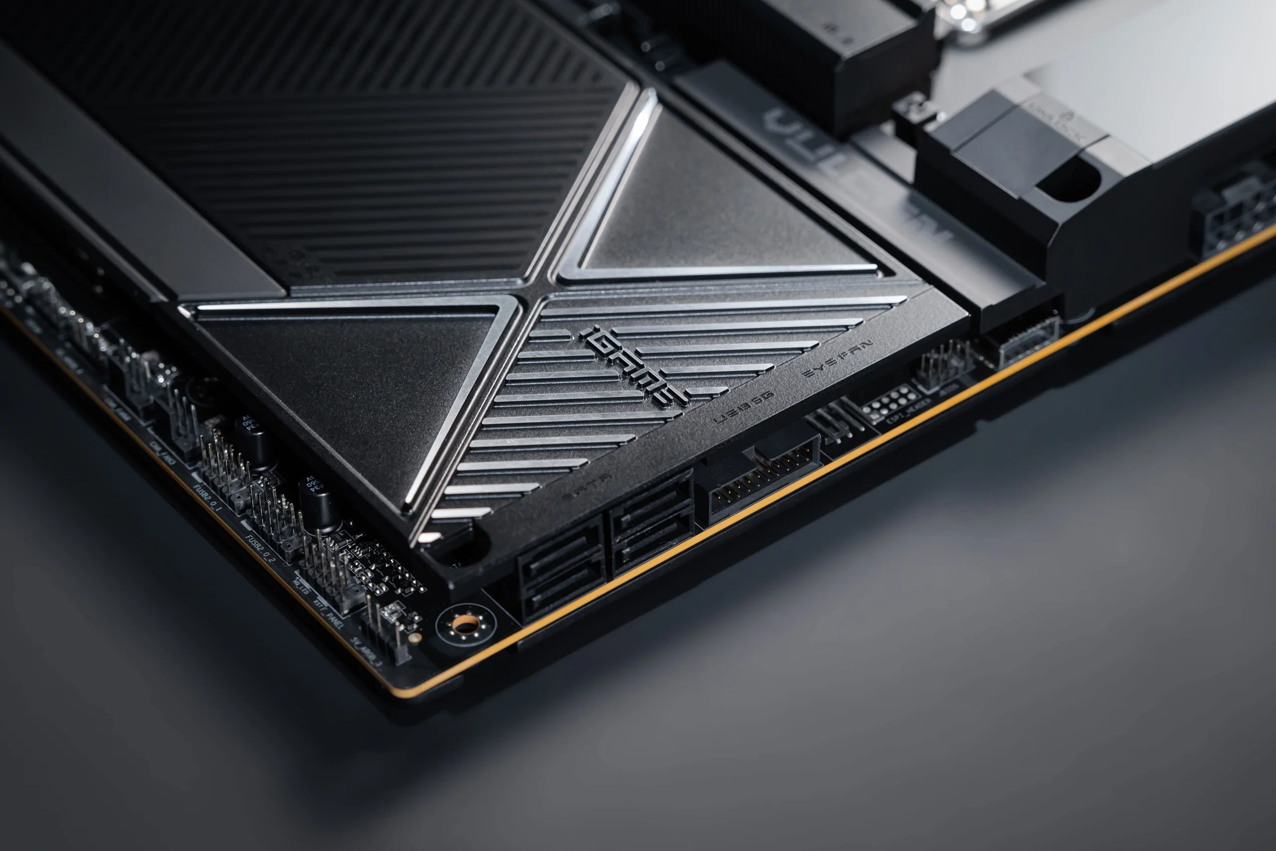 COLORFUL chính thức ra mắt iGame X870E VULCAN OC, bo mạch chủ cao cấp cho Ryzen 9000 X3D