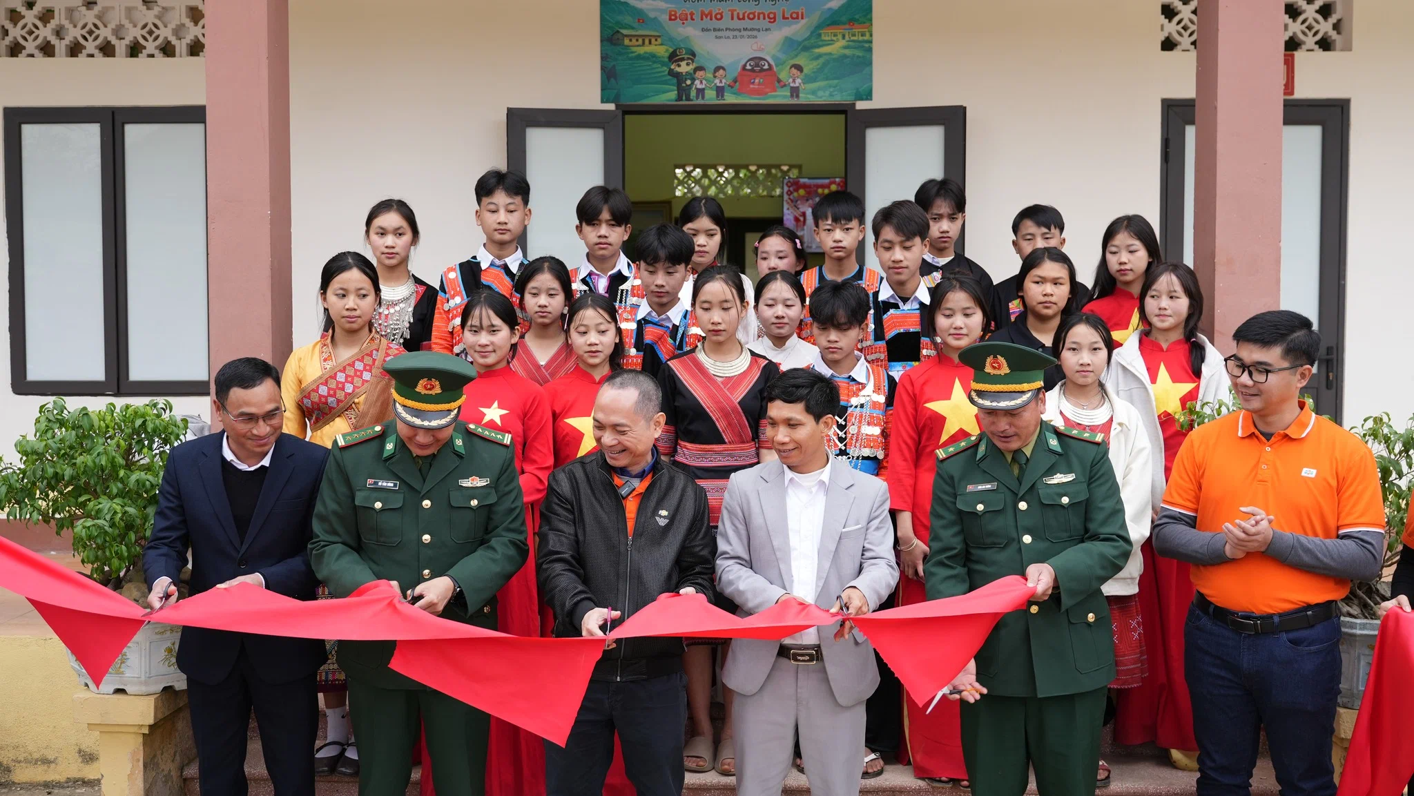 “Bật” Tết vùng biên: FPT Shop mang Phòng học công nghệ đến với học sinh Mường Lạn