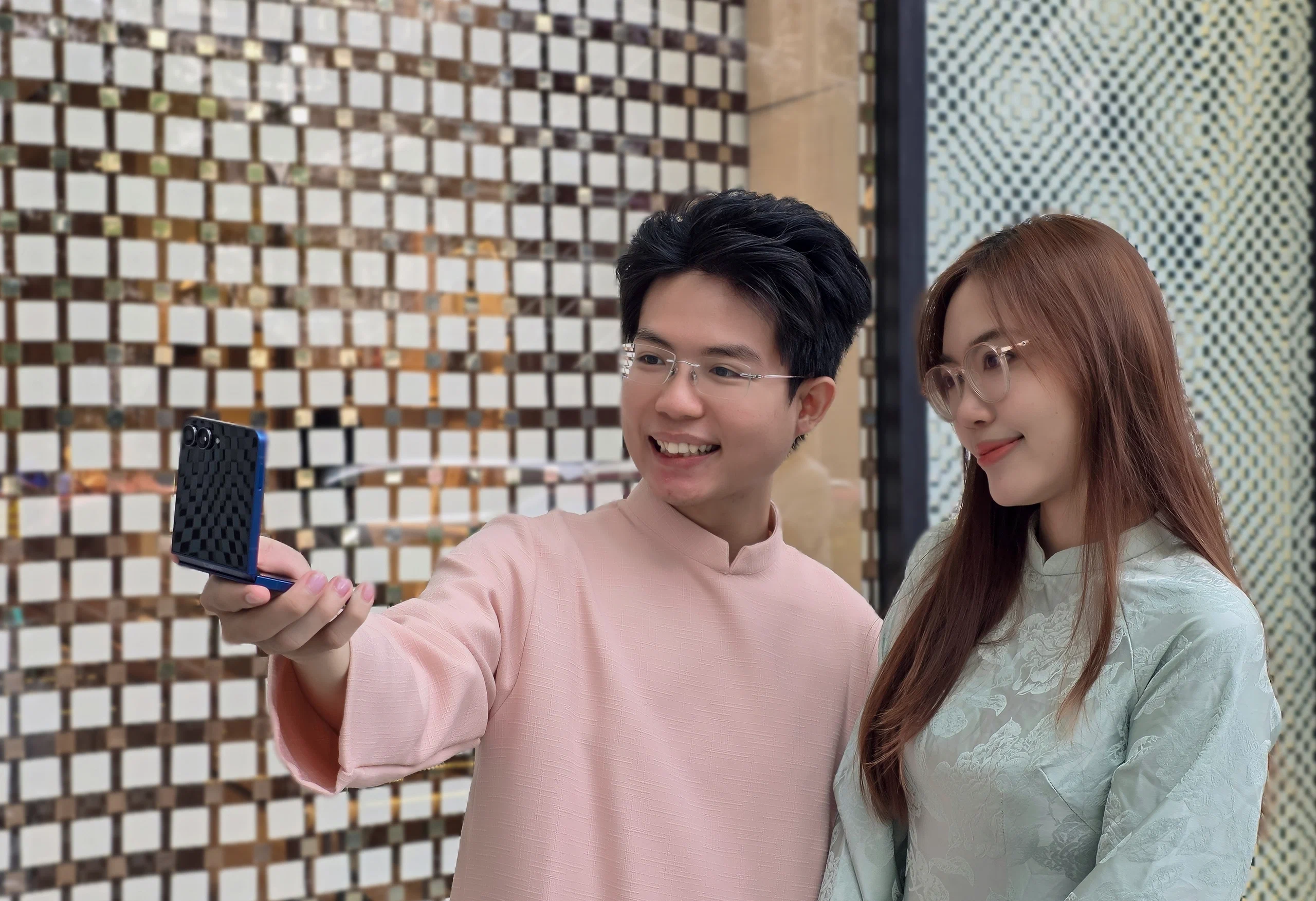 Tết là lúc người trẻ làm mới trải nghiệm sống, bắt đầu từ chiếc điện thoại