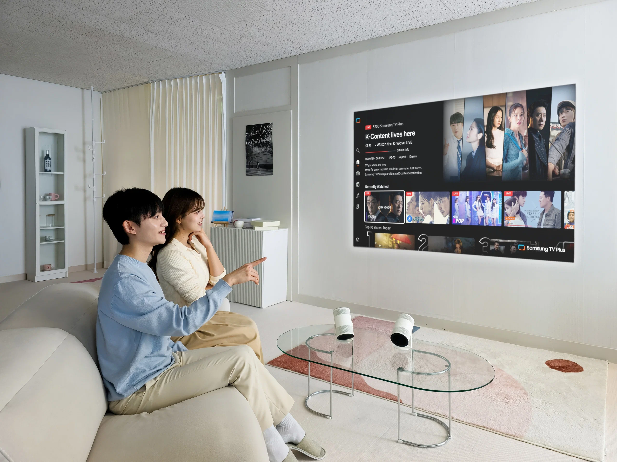 Samsung ra mắt Freestyle+: Máy chiếu di động sáng nâng cấp, xoay 180 độ