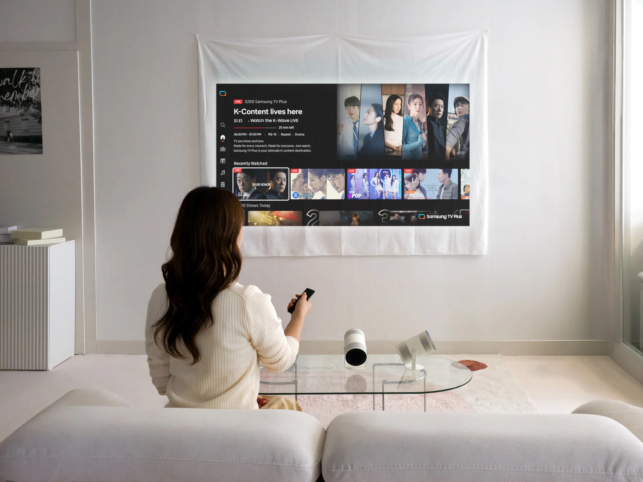 Samsung ra mắt Freestyle+: Máy chiếu di động sáng nâng cấp, xoay 180 độ