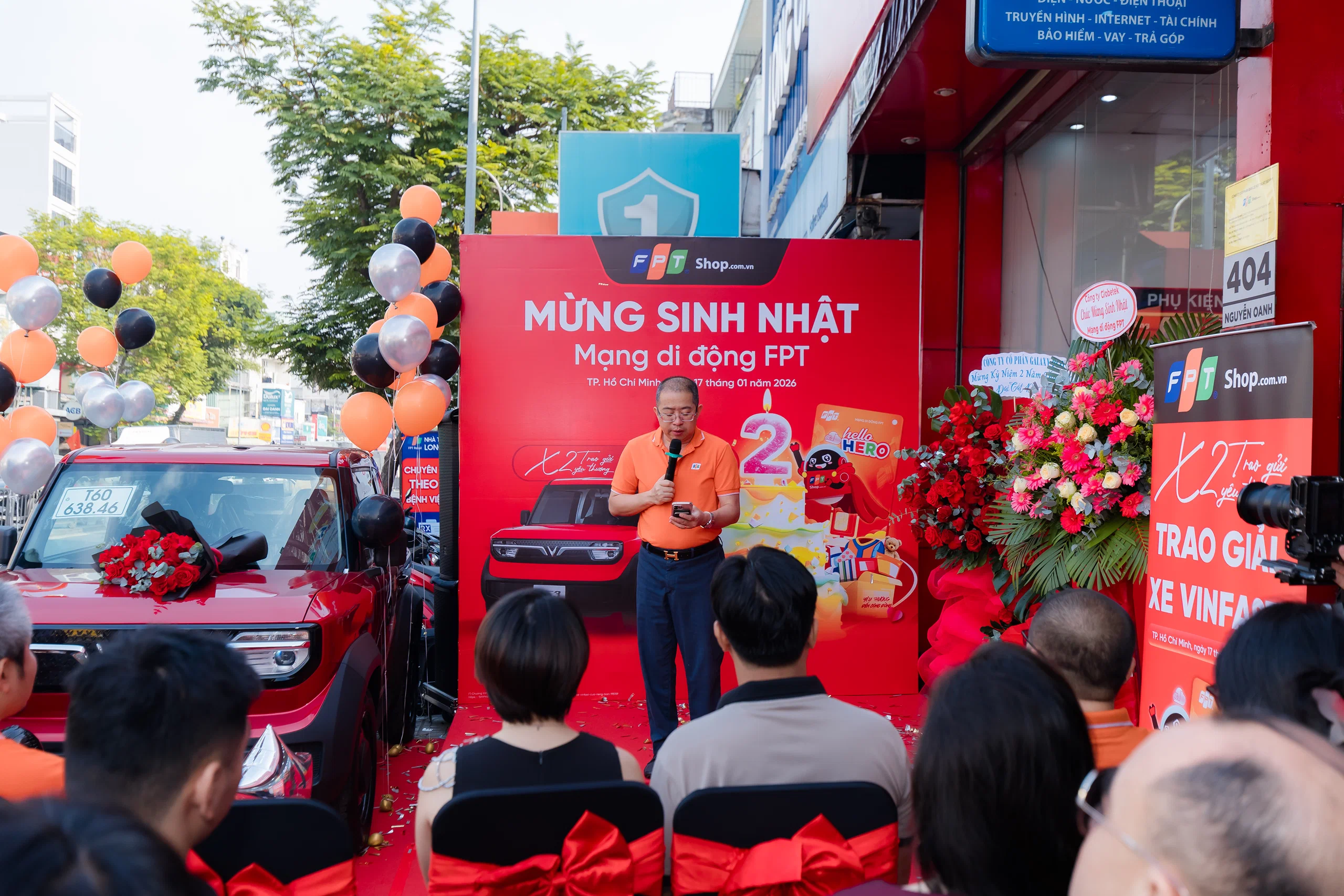 Mạng di động FPT kỷ niệm 2 năm hoạt động, trao xe VinFast VF3 cho khách hàng may mắn