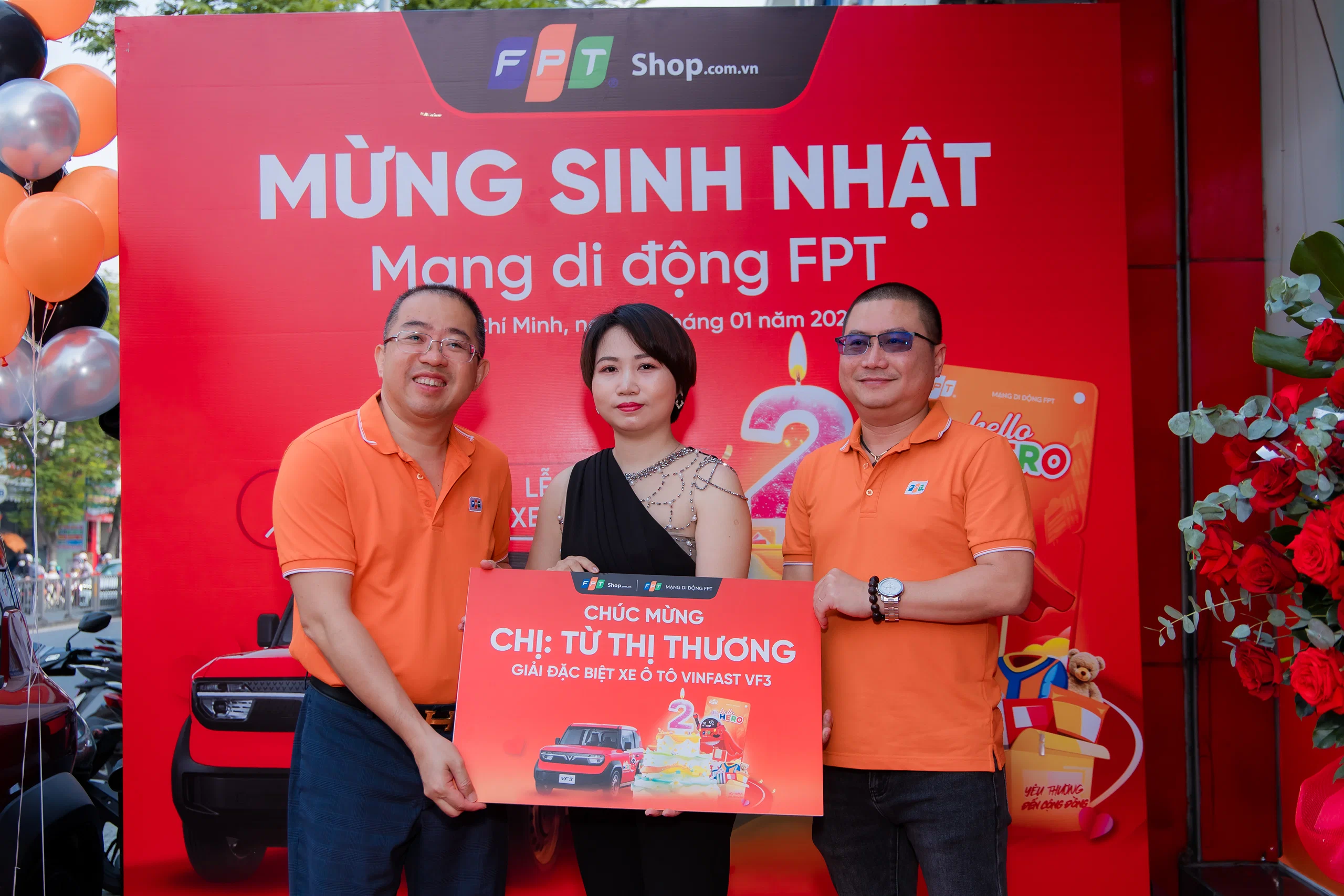 Mạng di động FPT kỷ niệm 2 năm hoạt động, trao xe VinFast VF3 cho khách hàng may mắn