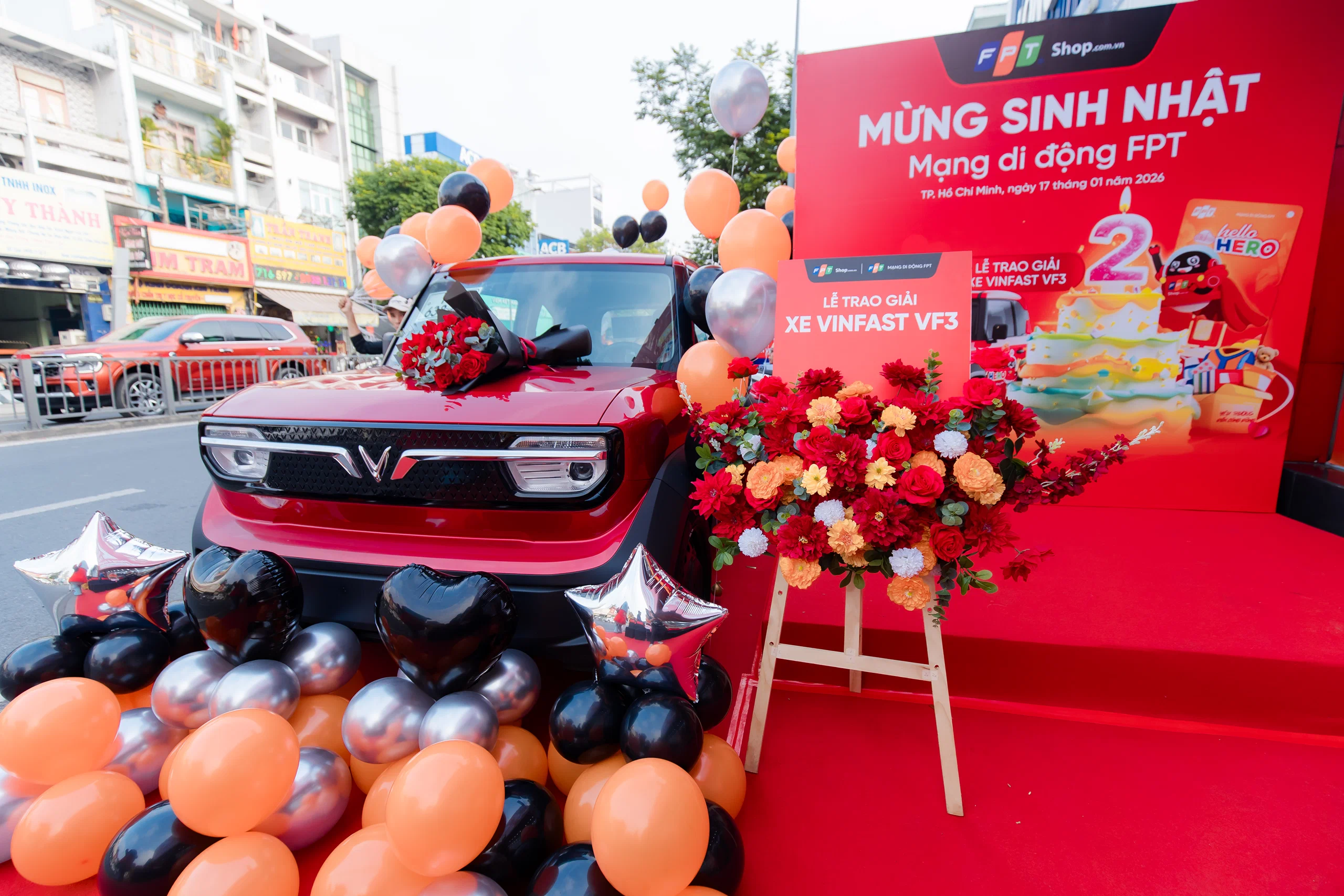 Mạng di động FPT kỷ niệm 2 năm hoạt động, trao xe VinFast VF3 cho khách hàng may mắn