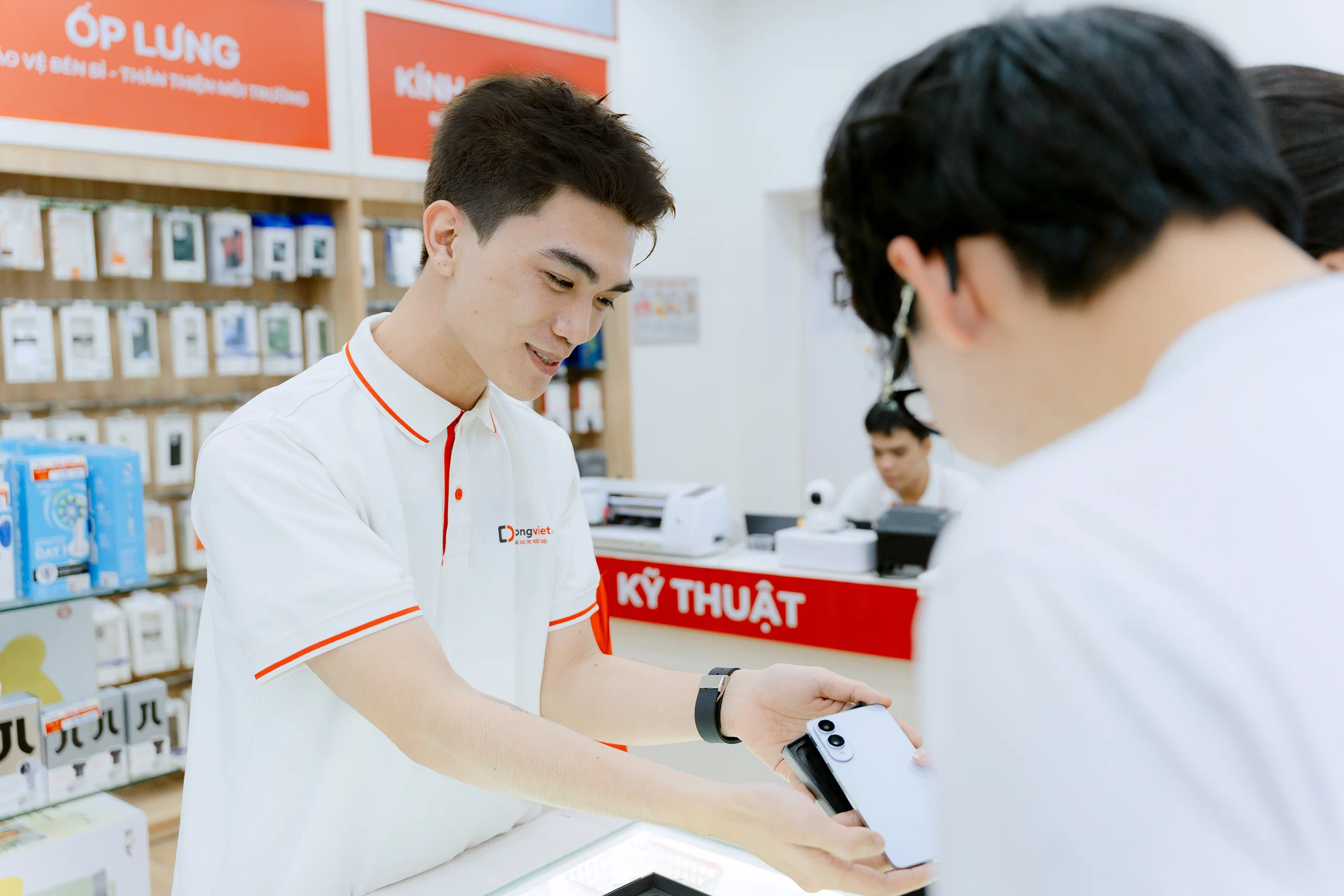 Sắm Tết tại Di Động Việt: iPhone 17 Pro Max, MacBook M4 và Galaxy S25 Ultra ưu đãi đến 1 triệu đồng