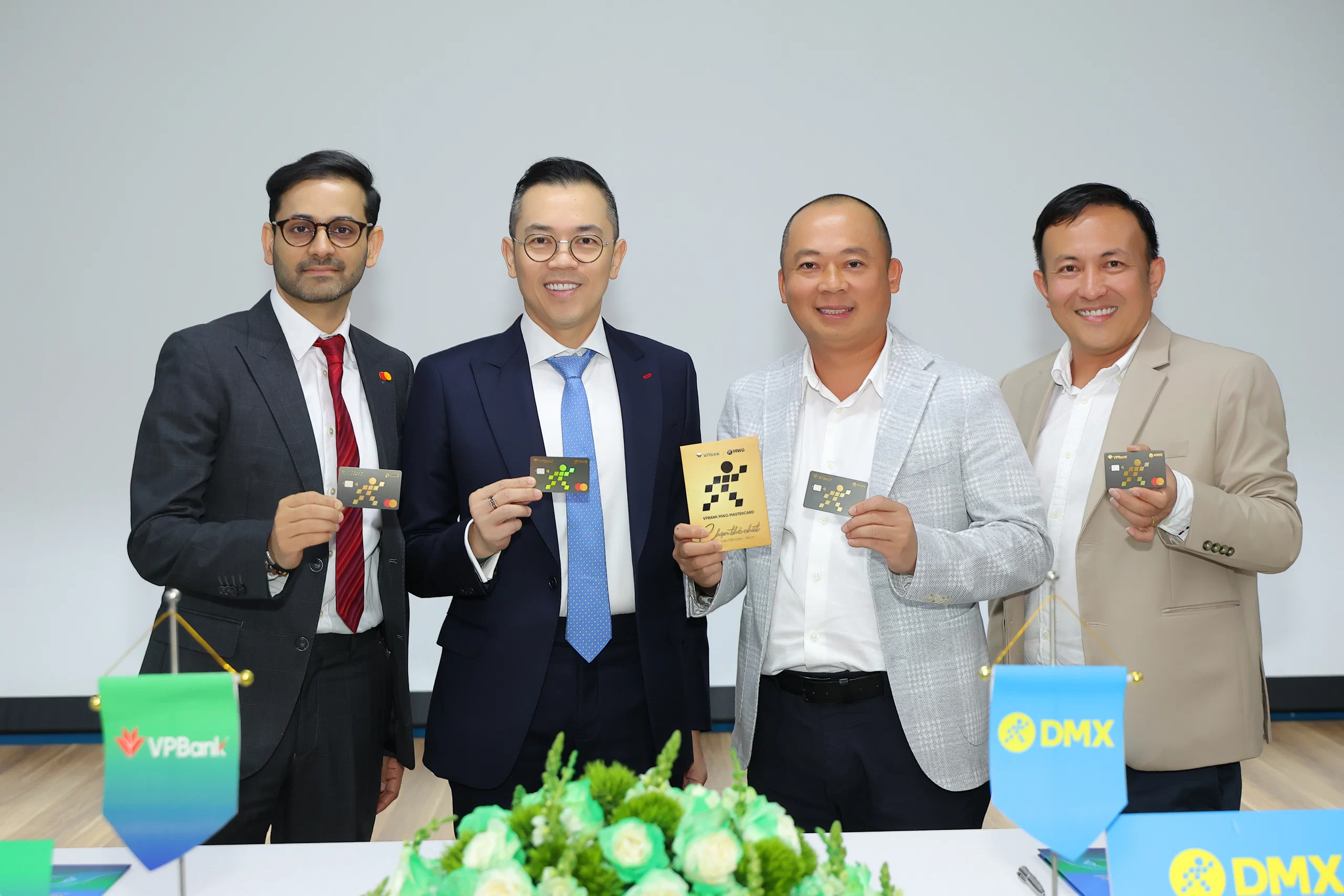 VPBank và DMX ra mắt thẻ tín dụng VPBank MWG Mastercard chuyên biệt cho mua sắm điện tử