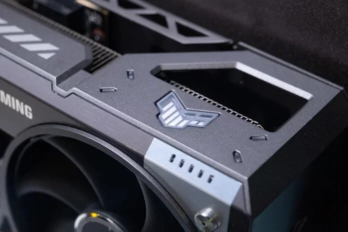 Trên tay ASUS TUF Gaming RTX 5080: Bản 16GB GDDR7 thiên về độ bền và thực dụng