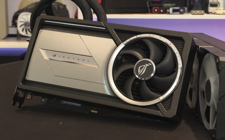 Trên tay ASUS ROG Astral RTX 5090 OC: Bản 32GB GDDR7 của dòng Astral có gì khác biệt?