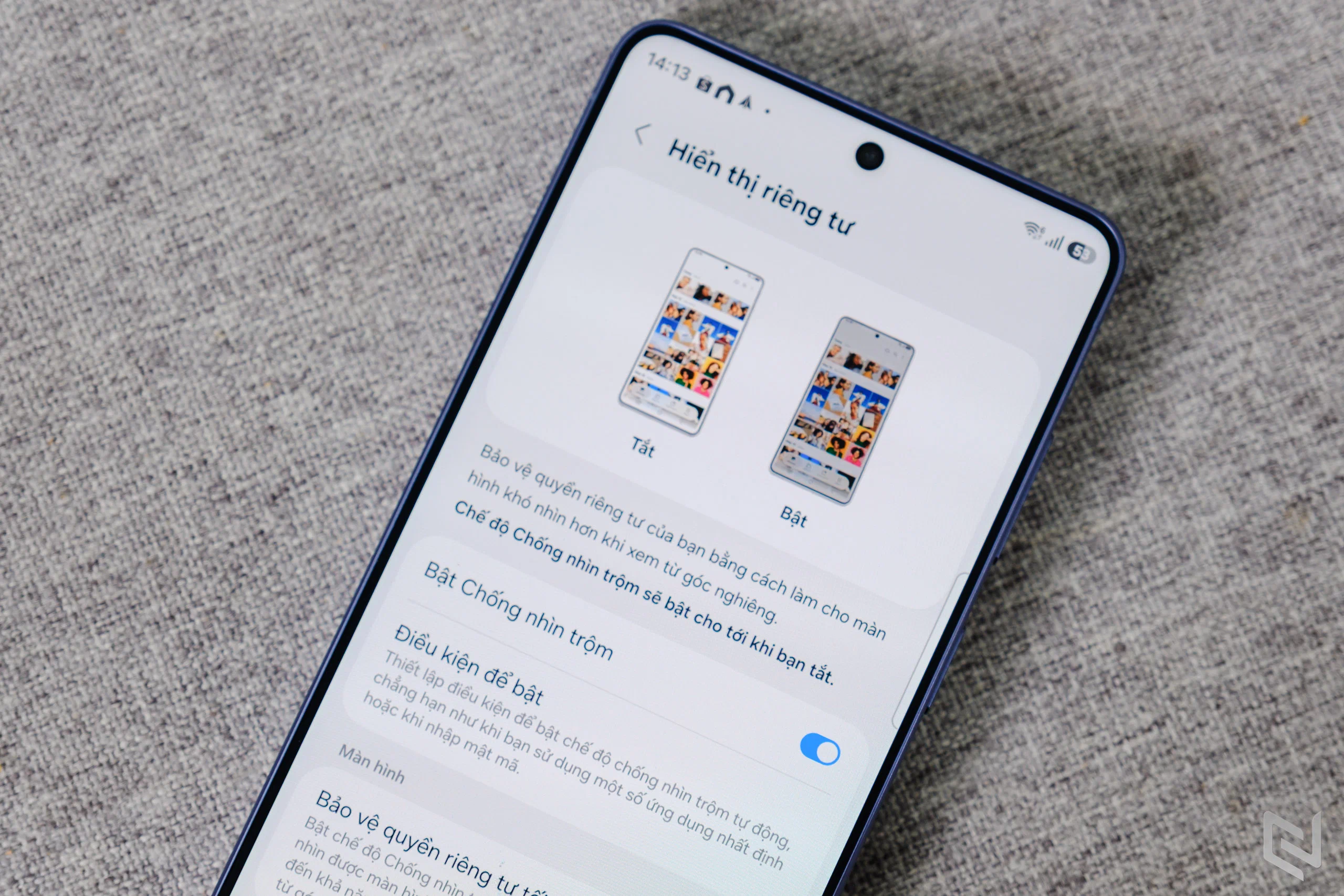Privacy Display trên Galaxy S26 Ultra khác gì miếng dán chống nhìn trộm?
