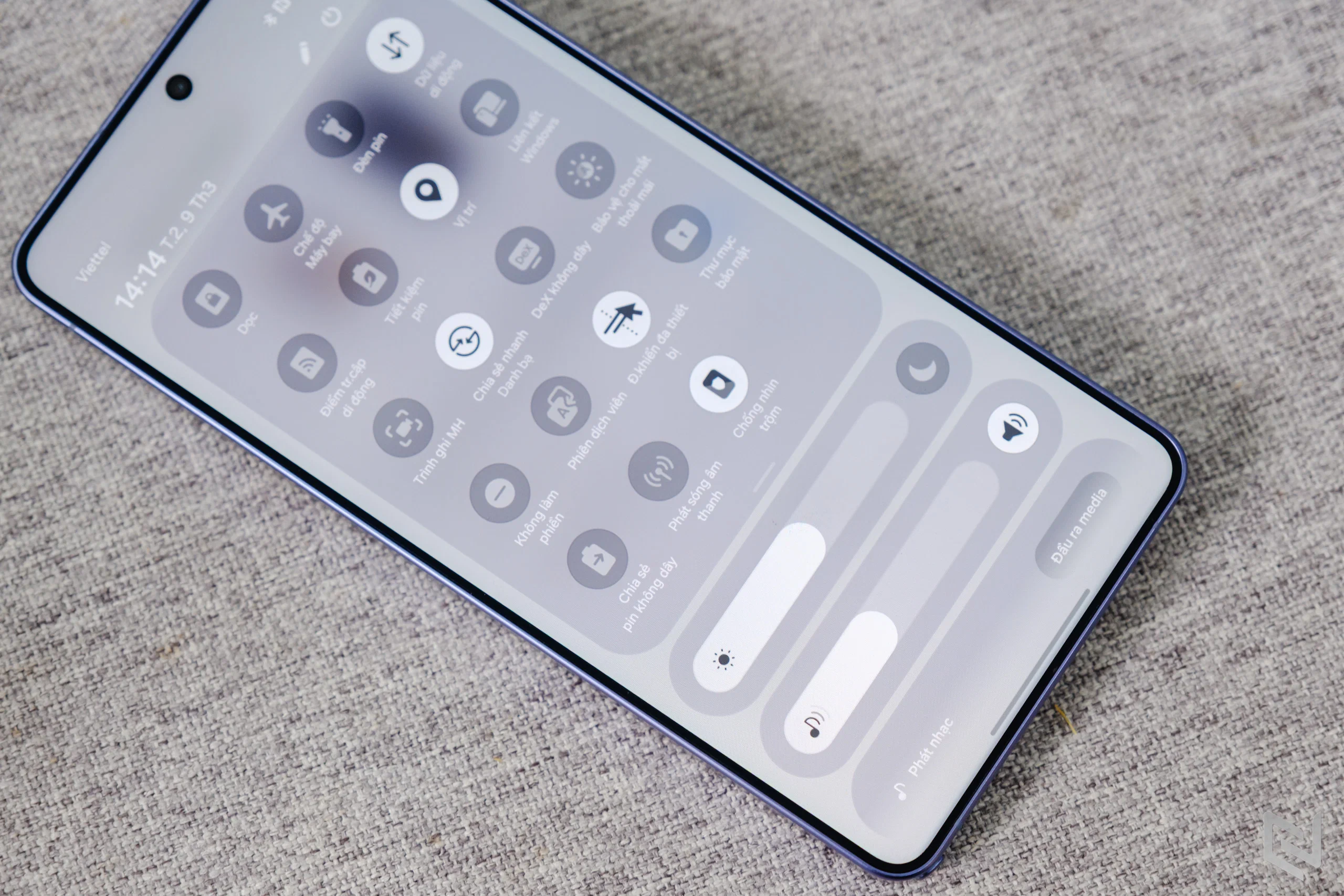 Privacy Display trên Galaxy S26 Ultra khác gì miếng dán chống nhìn trộm?