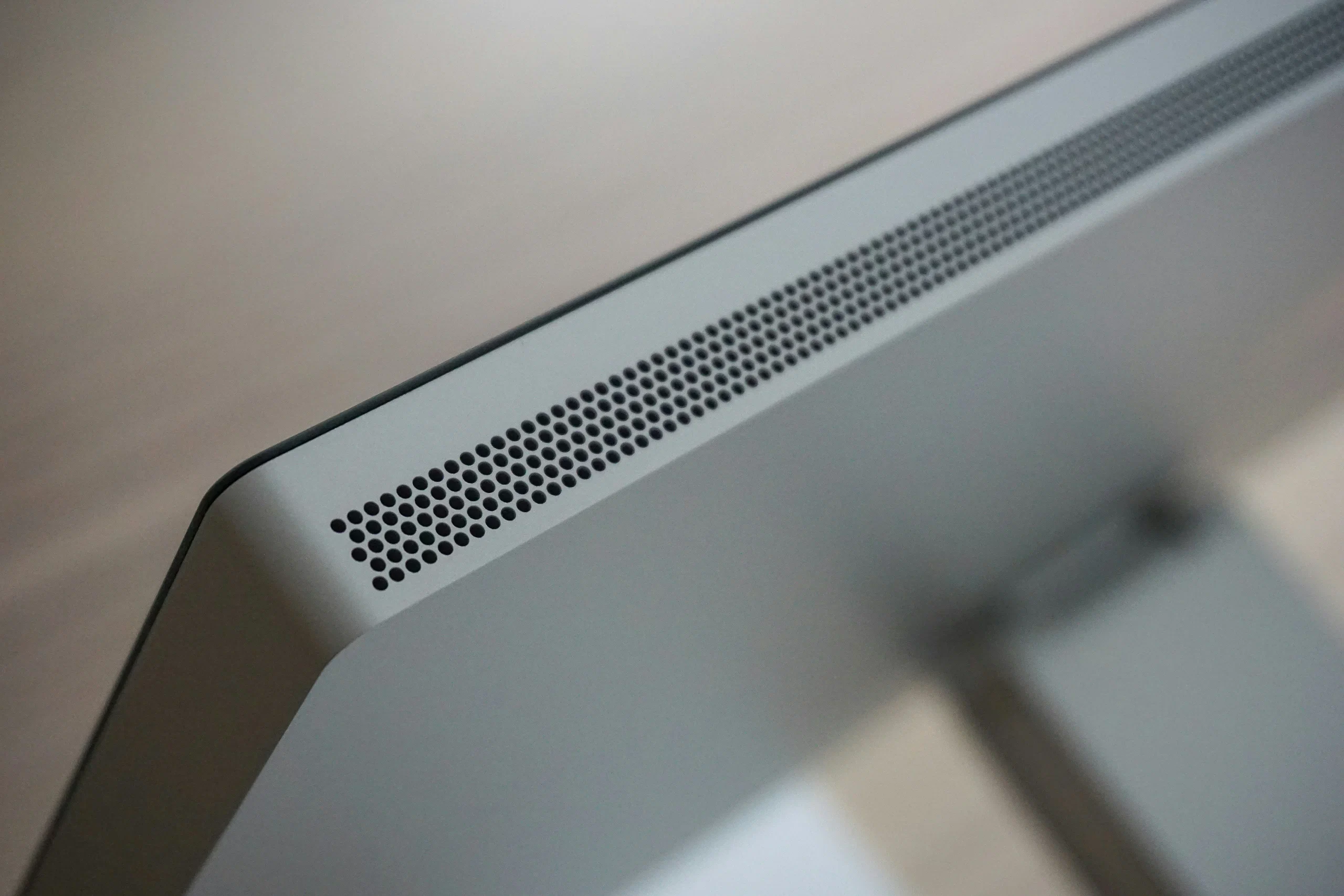 So sánh Apple Studio Display 2022 và 2026: Apple thực sự đổi gì sau 4 năm?
