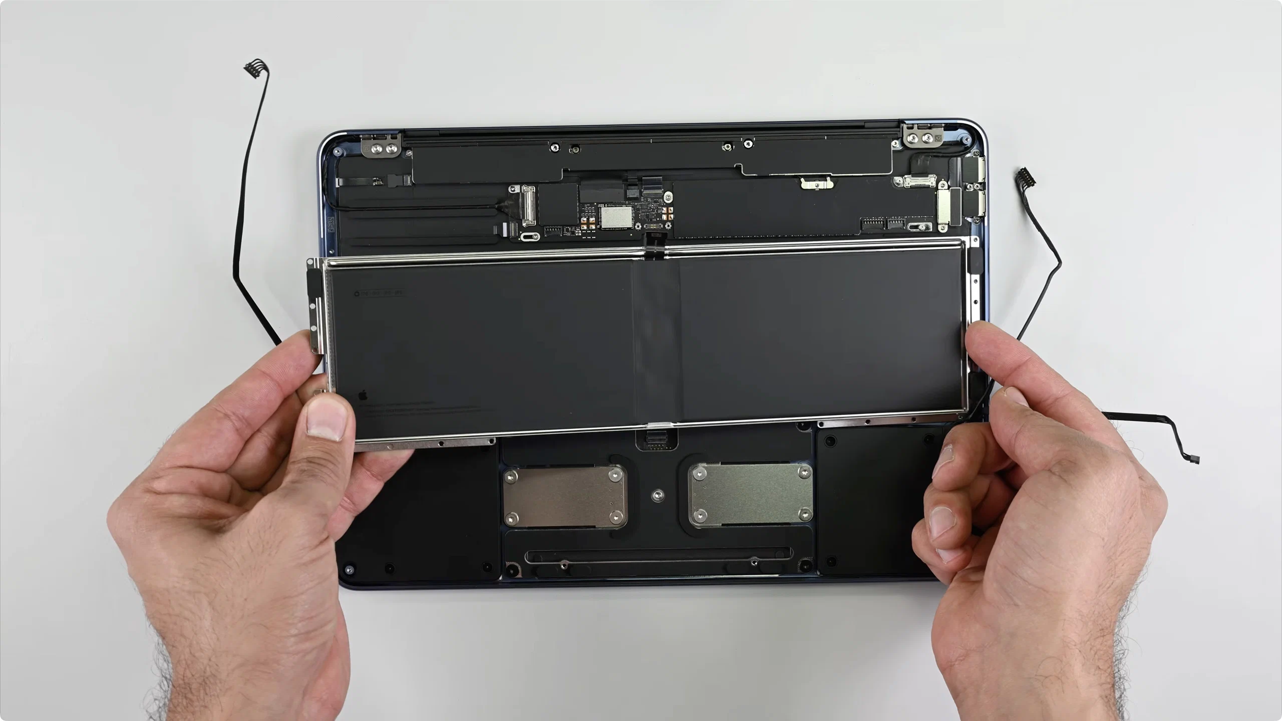 iFixit teardown: MacBook Neo là MacBook dễ sửa nhất trong hơn 10 năm
