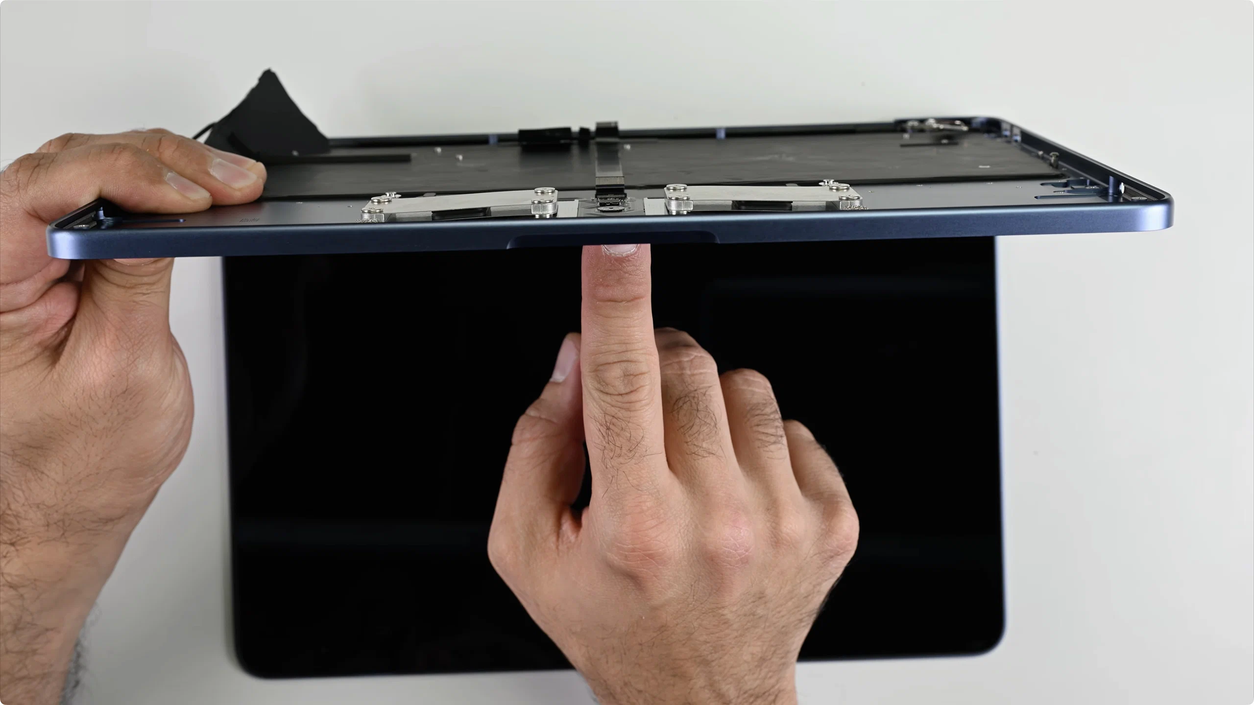 iFixit teardown: MacBook Neo là MacBook dễ sửa nhất trong hơn 10 năm