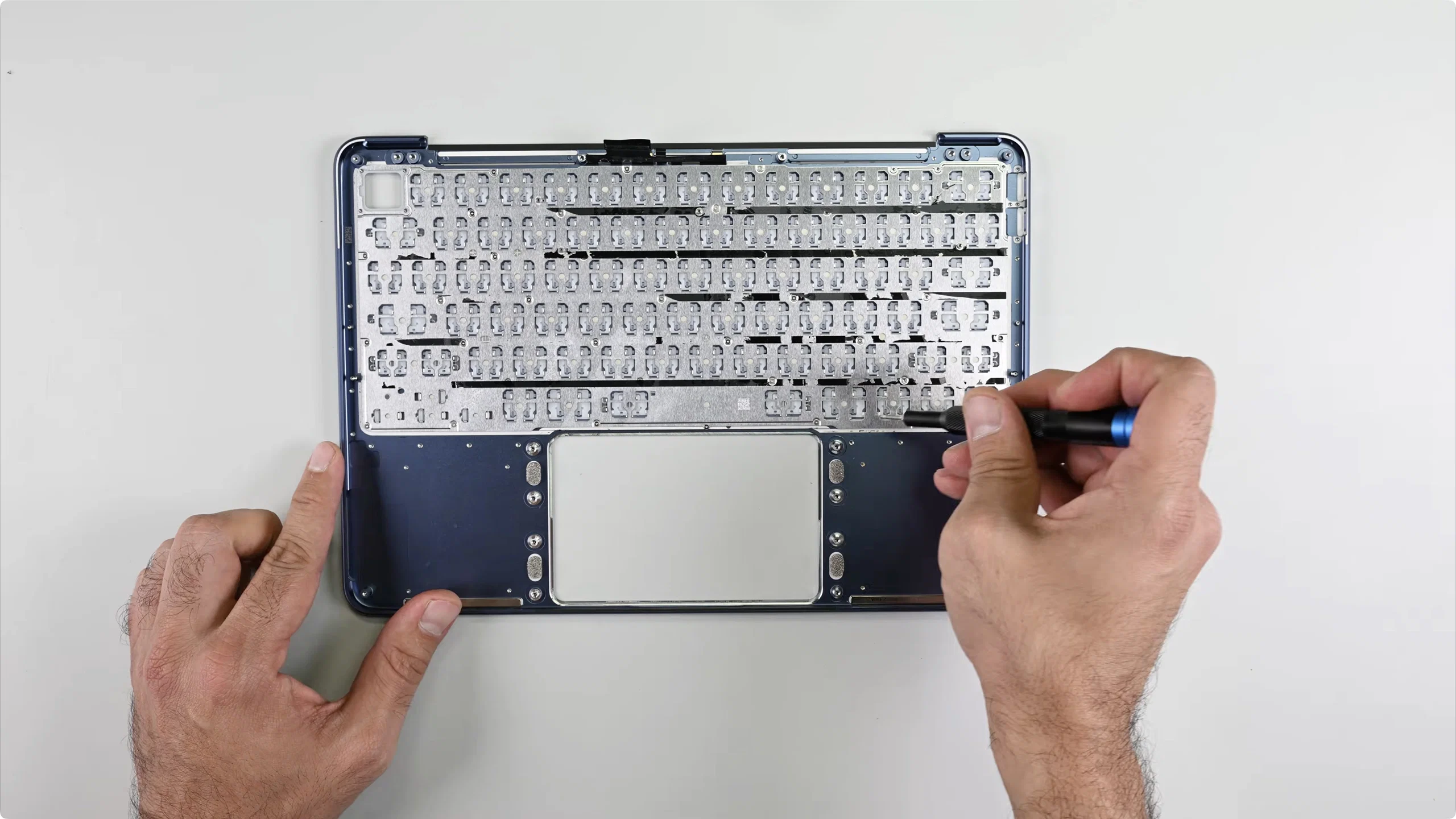 iFixit teardown: MacBook Neo là MacBook dễ sửa nhất trong hơn 10 năm
