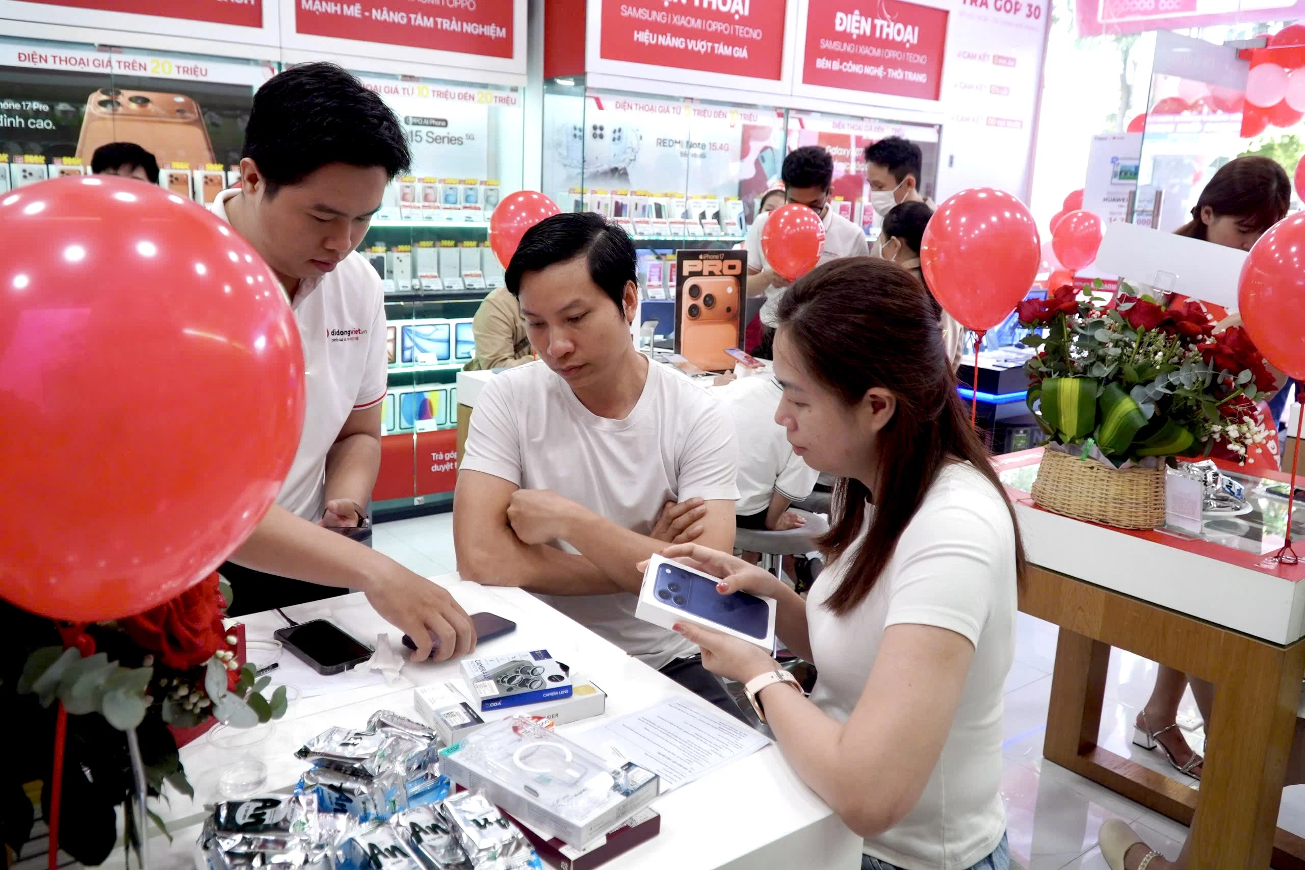Di Động Việt khai trương cửa hàng Phan Đăng Lưu, iPhone 17 Pro chỉ từ 33,290,000 VND