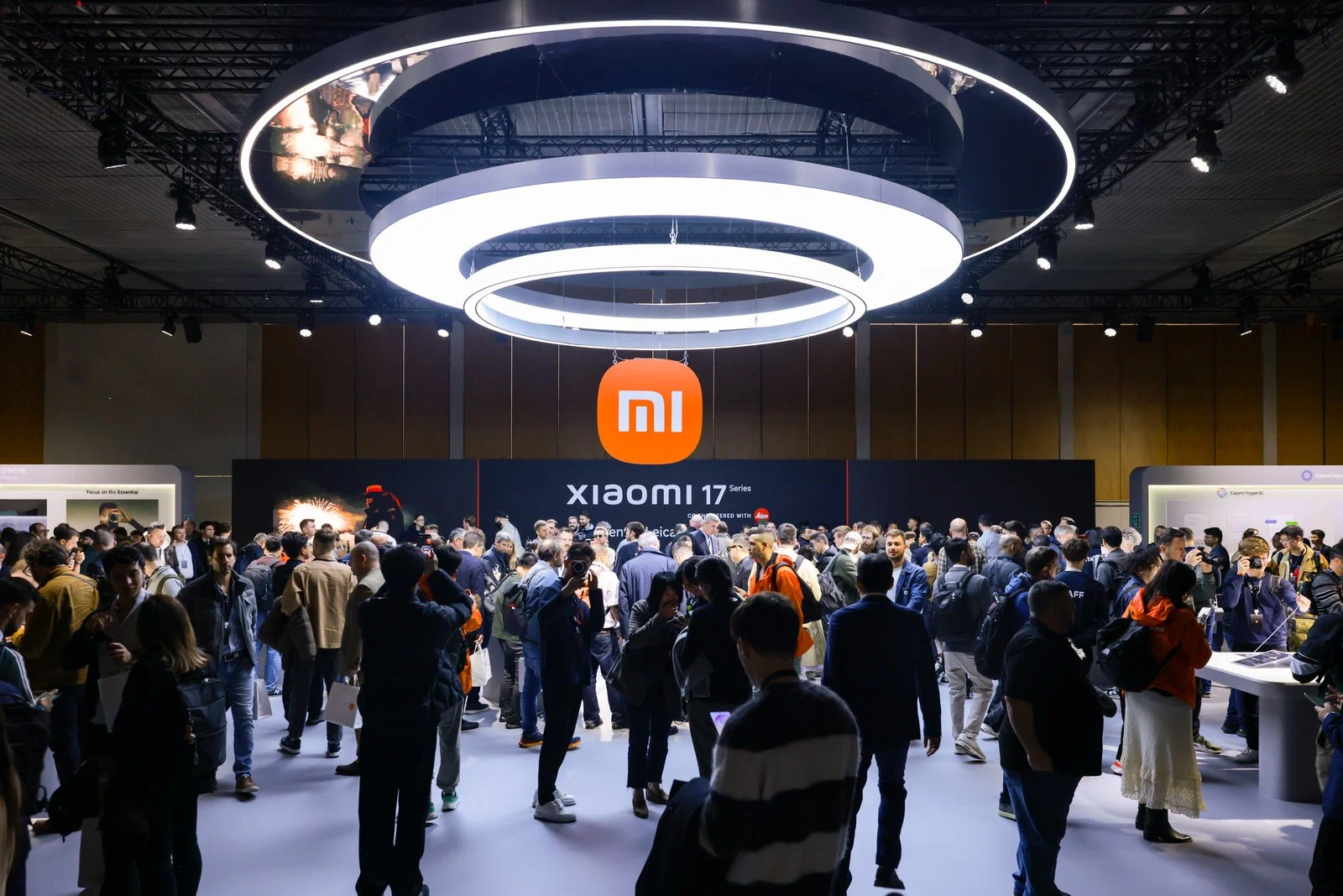 Thế Giới Di Động là nhà bán lẻ Việt Nam duy nhất xuất hiện tại lễ ra mắt toàn cầu Xiaomi 17 Series ở MWC 2026