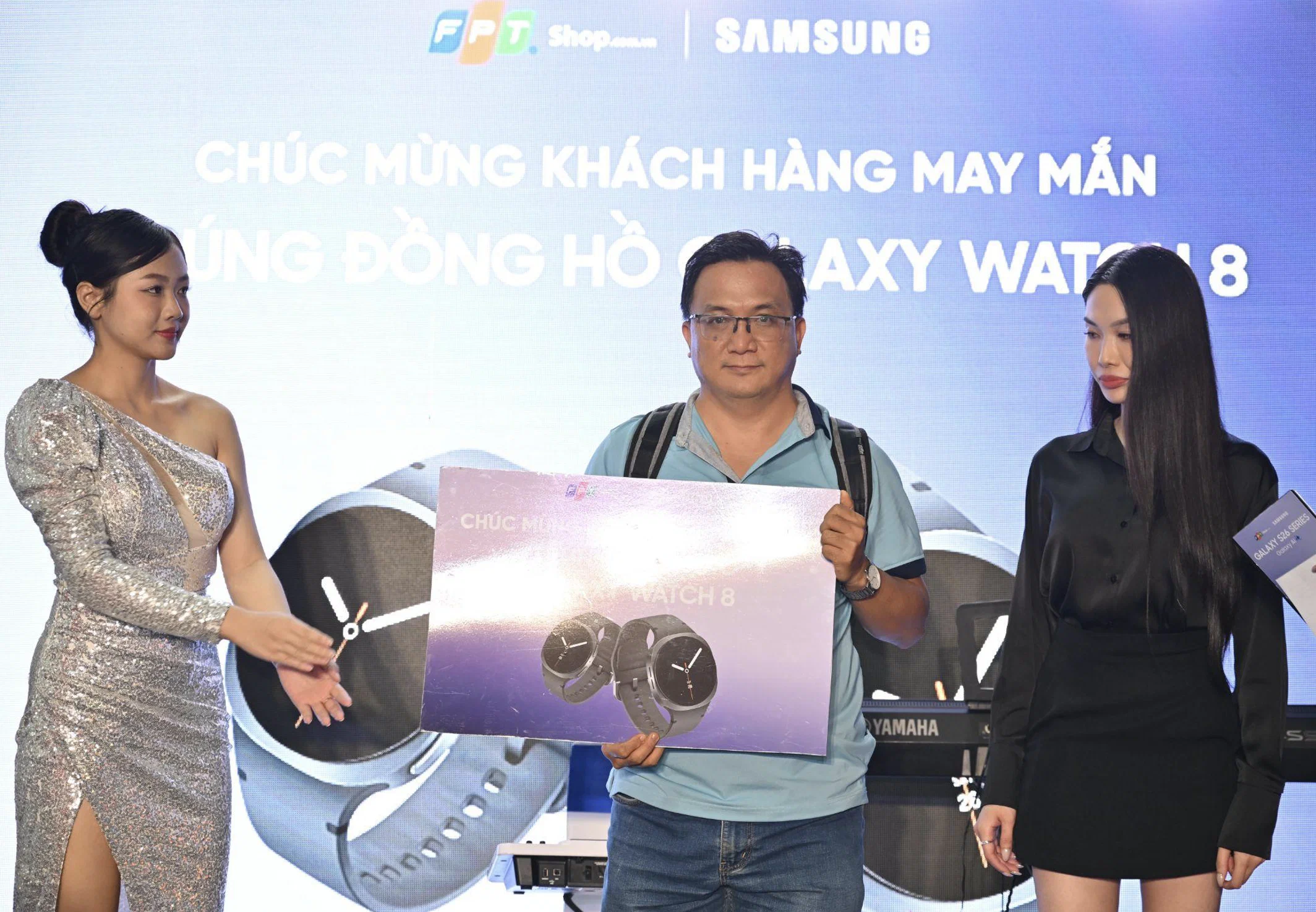 FPT Shop mở bán Galaxy S26 series, khách check-in trải nghiệm Galaxy AI, bốc thăm trúng Galaxy Watch 8
