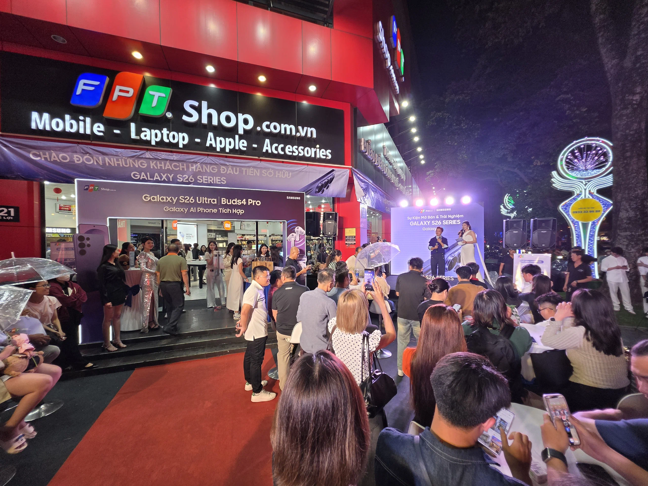 FPT Shop mở bán Galaxy S26 series, khách check-in trải nghiệm Galaxy AI, bốc thăm trúng Galaxy Watch 8