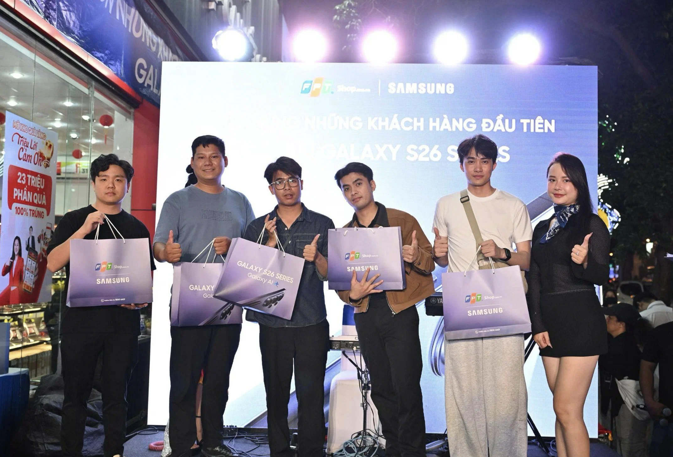 FPT Shop mở bán Galaxy S26 series, khách check-in trải nghiệm Galaxy AI, bốc thăm trúng Galaxy Watch 8