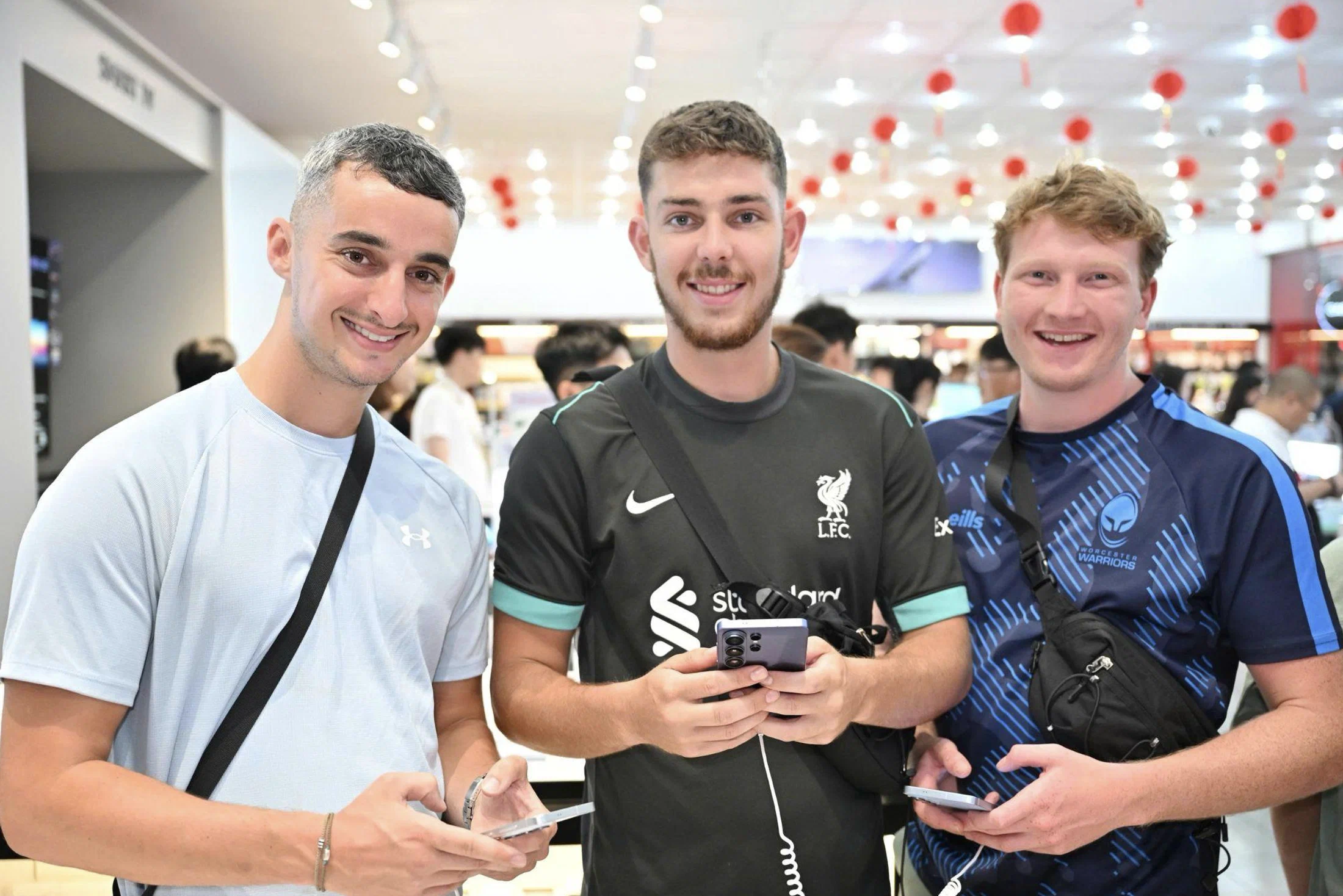 FPT Shop mở bán Galaxy S26 series, khách check-in trải nghiệm Galaxy AI, bốc thăm trúng Galaxy Watch 8