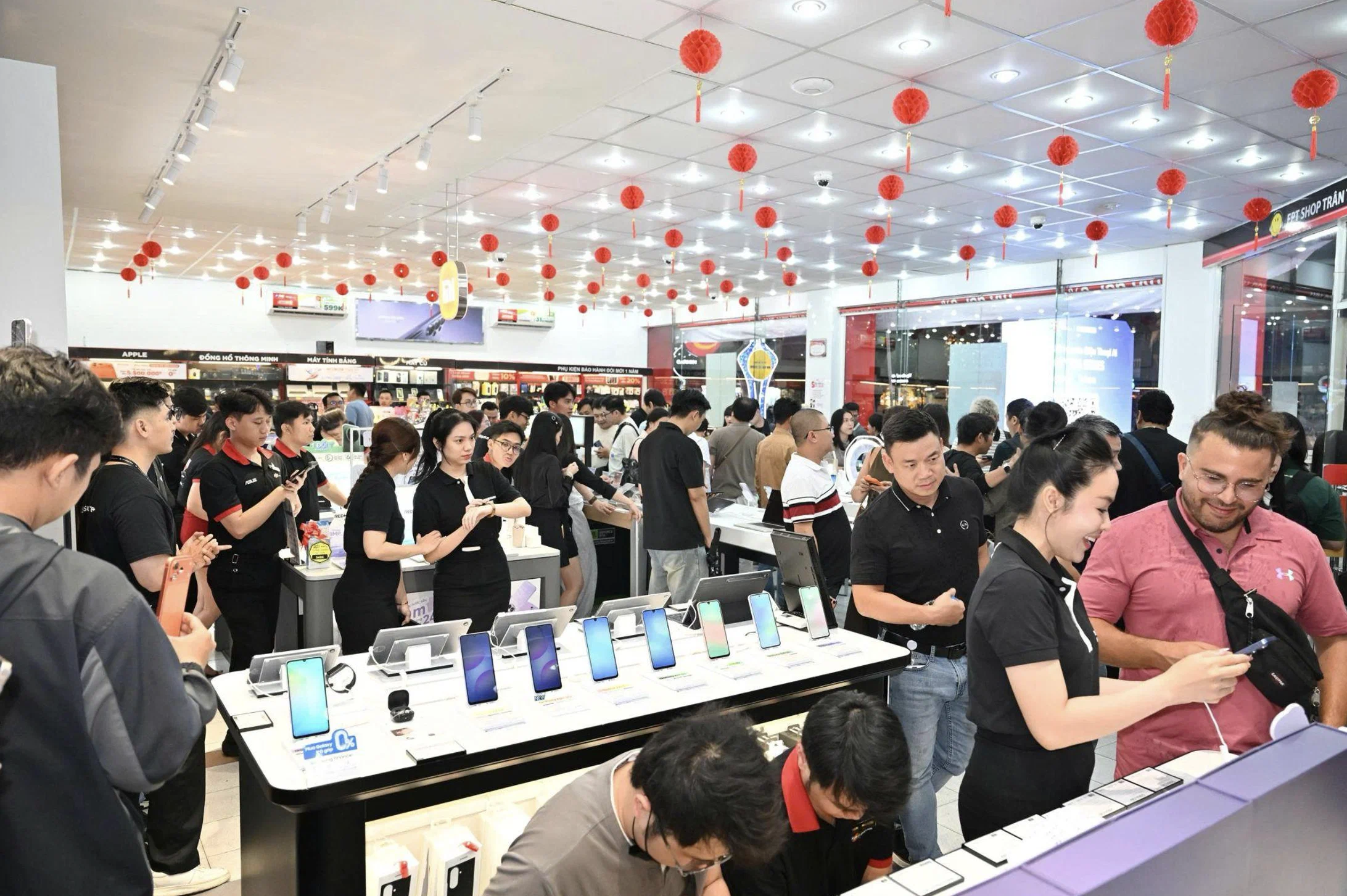 FPT Shop mở bán Galaxy S26 series, khách check-in trải nghiệm Galaxy AI, bốc thăm trúng Galaxy Watch 8