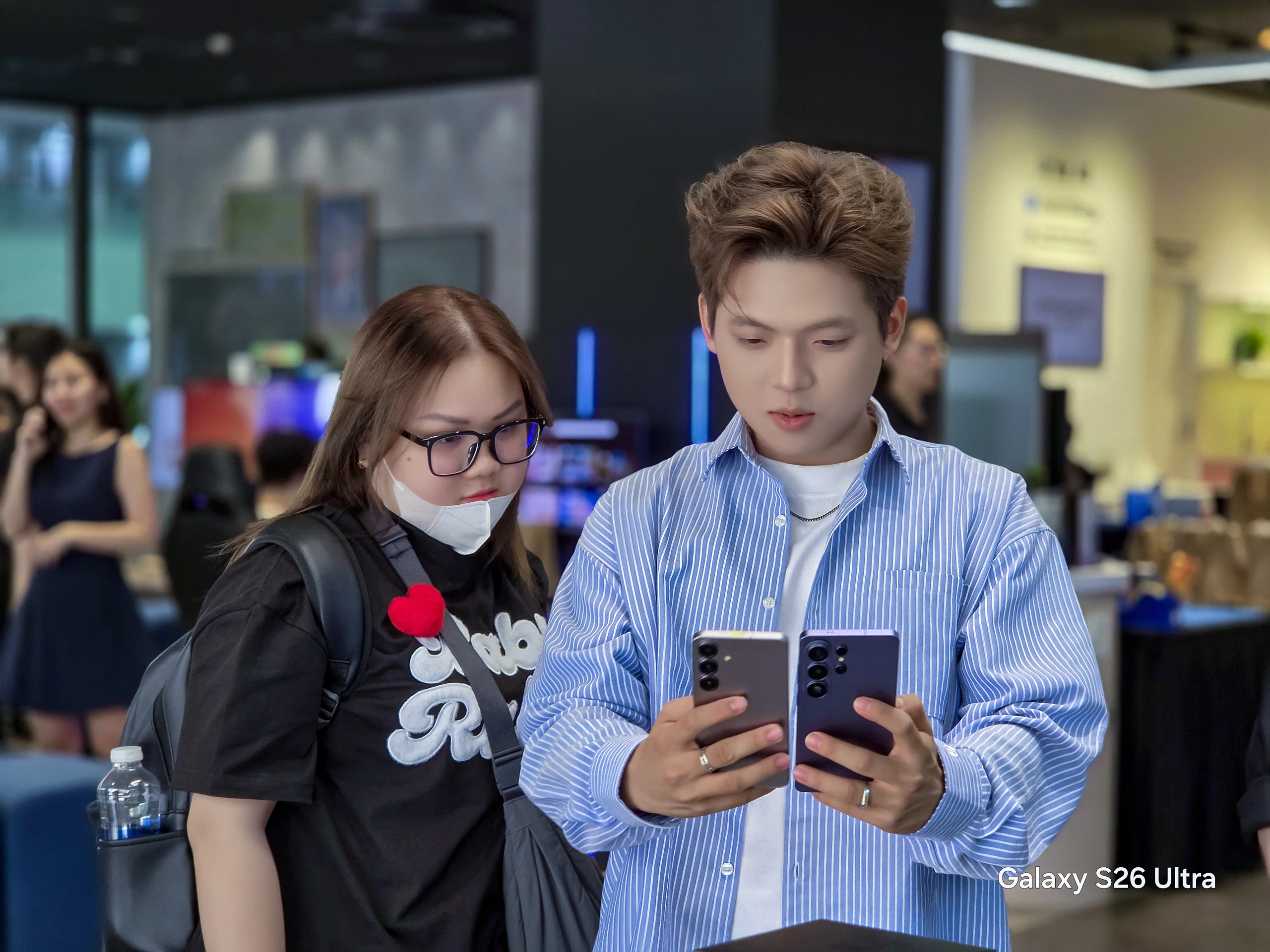 Khách hàng hào hứng trải nghiệm loạt tính năng độc bản của Galaxy S26 series trong ngày mở bán