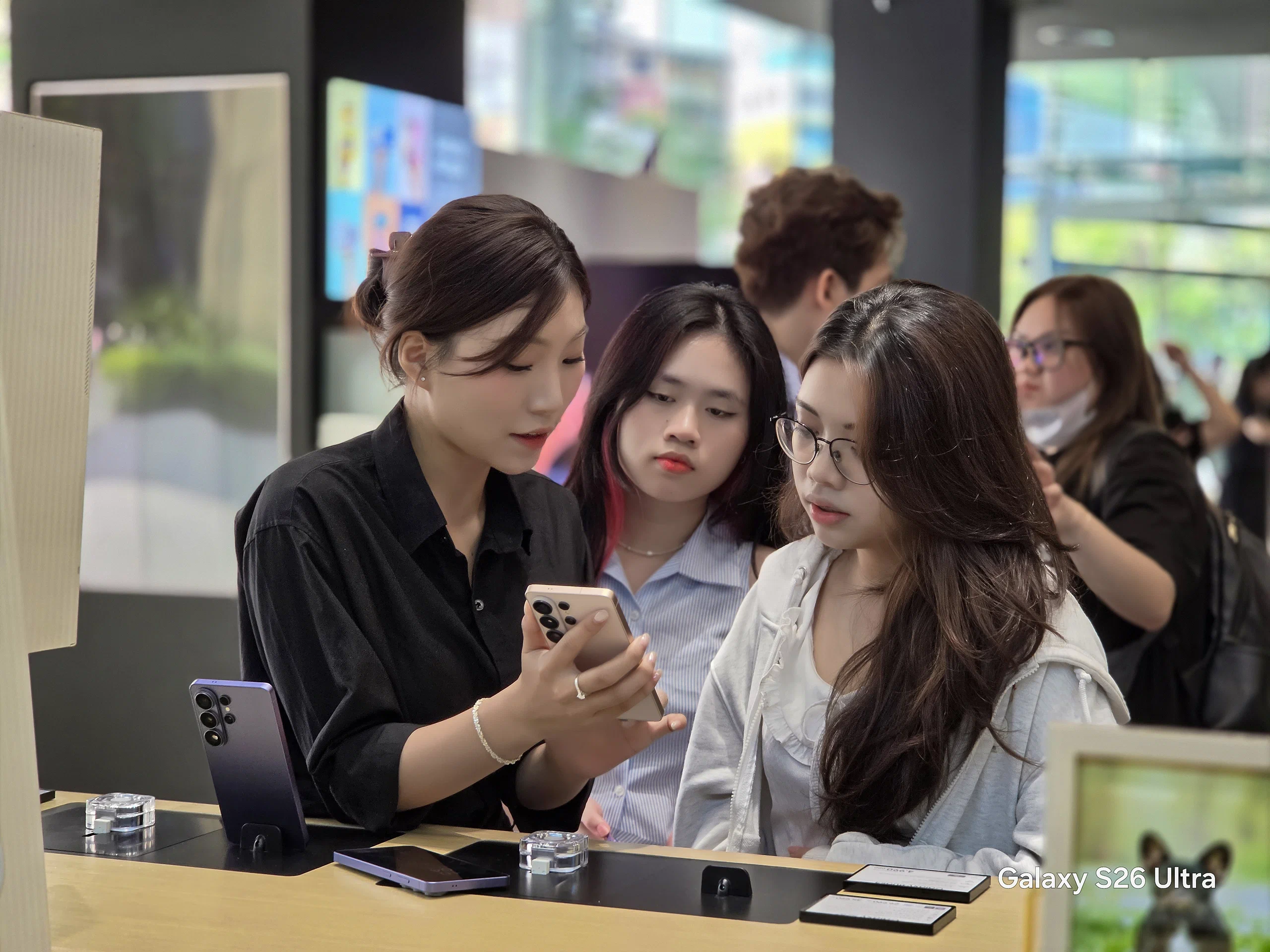 Khách hàng hào hứng trải nghiệm loạt tính năng độc bản của Galaxy S26 series trong ngày mở bán