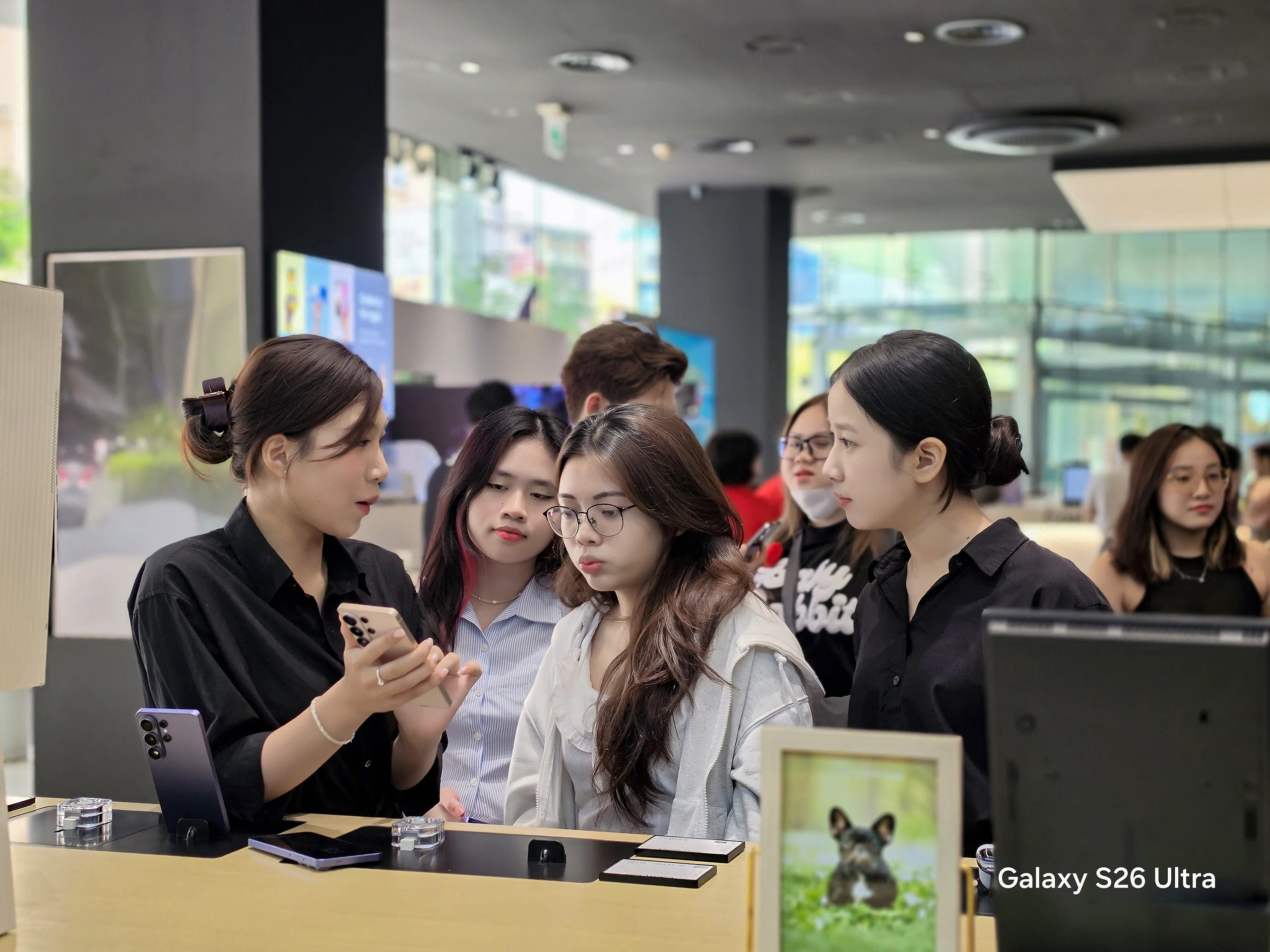 Khách hàng hào hứng trải nghiệm loạt tính năng độc bản của Galaxy S26 series trong ngày mở bán