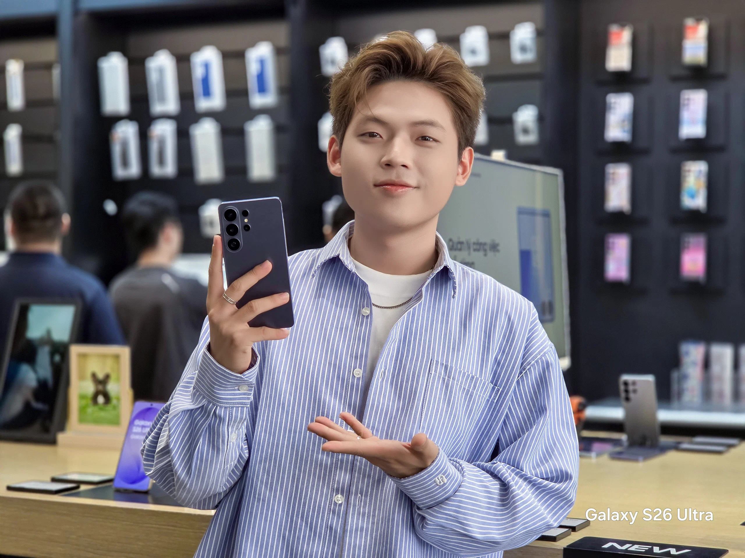 Khách hàng hào hứng trải nghiệm loạt tính năng độc bản của Galaxy S26 series trong ngày mở bán