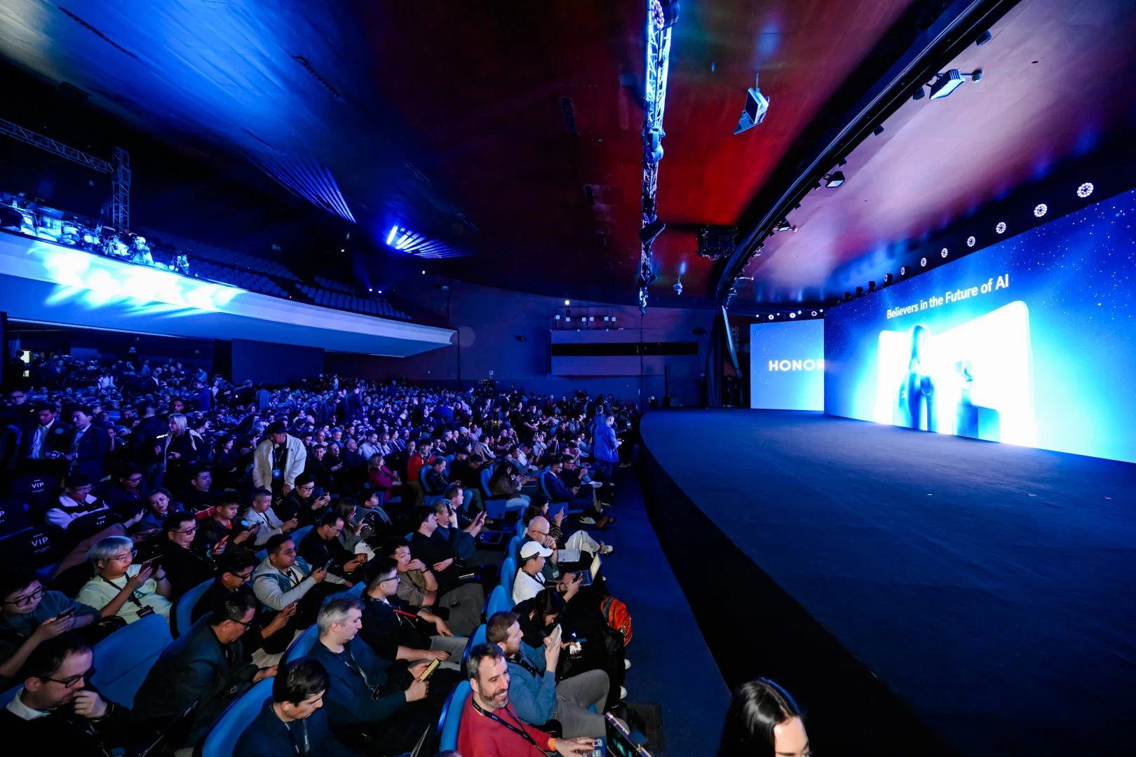 HONOR hợp tác ARRI, giới thiệu Robot Phone tích hợp AI và chuyển động cơ học tại MWC 2026