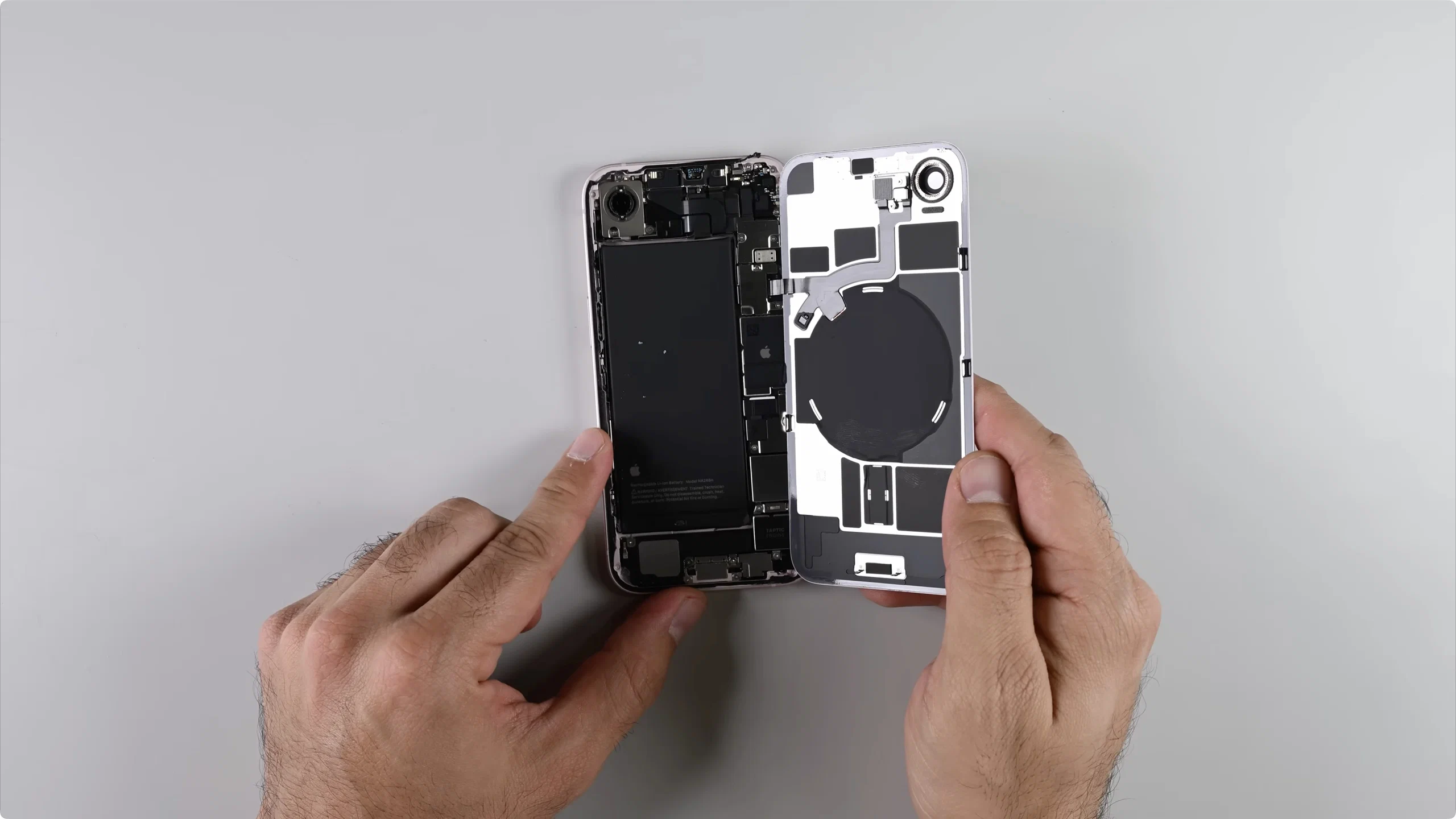 iFixit teardown: iPhone 17e cho phép độ MagSafe lên iPhone 16e