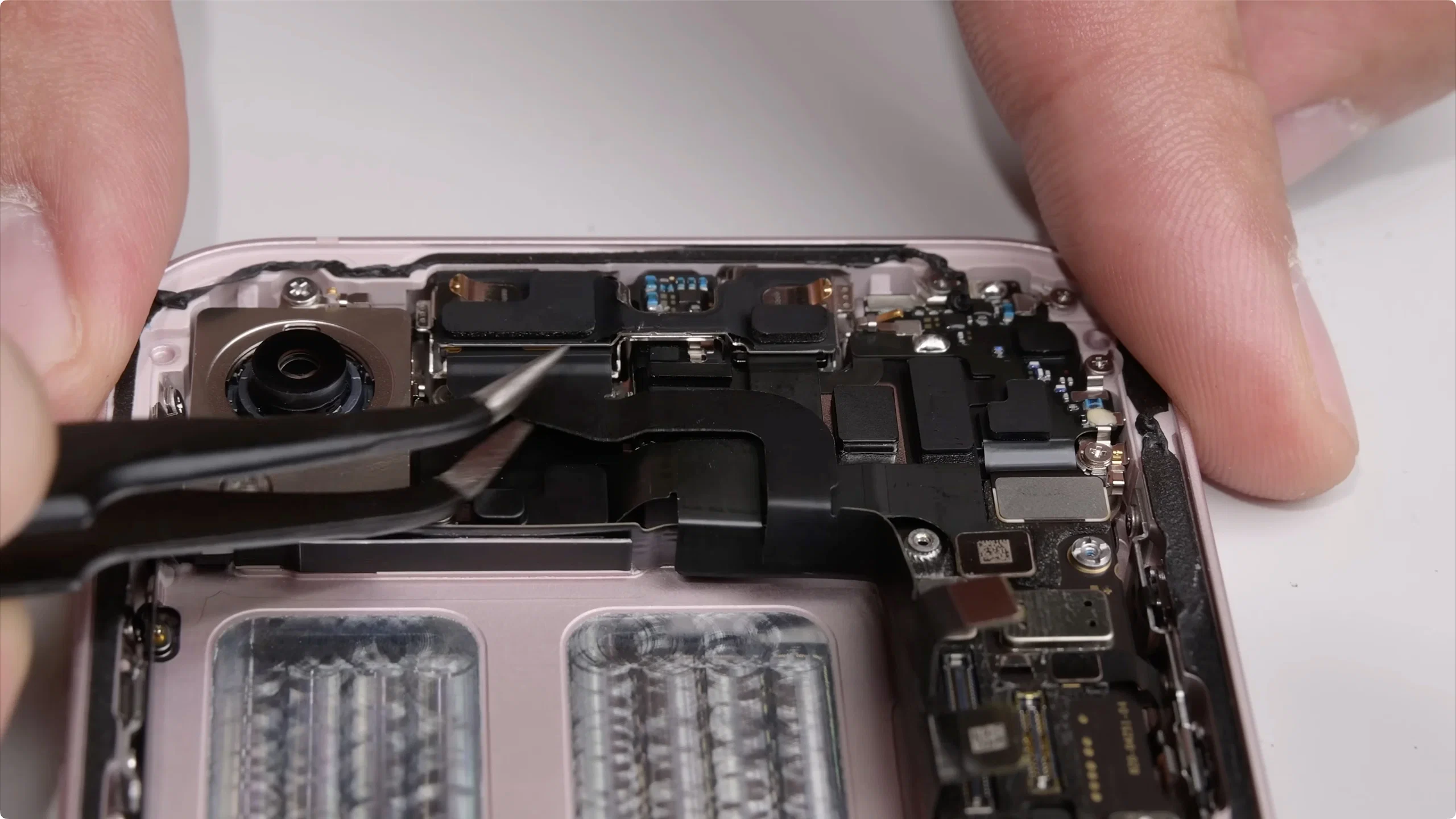iFixit teardown: iPhone 17e cho phép độ MagSafe lên iPhone 16e