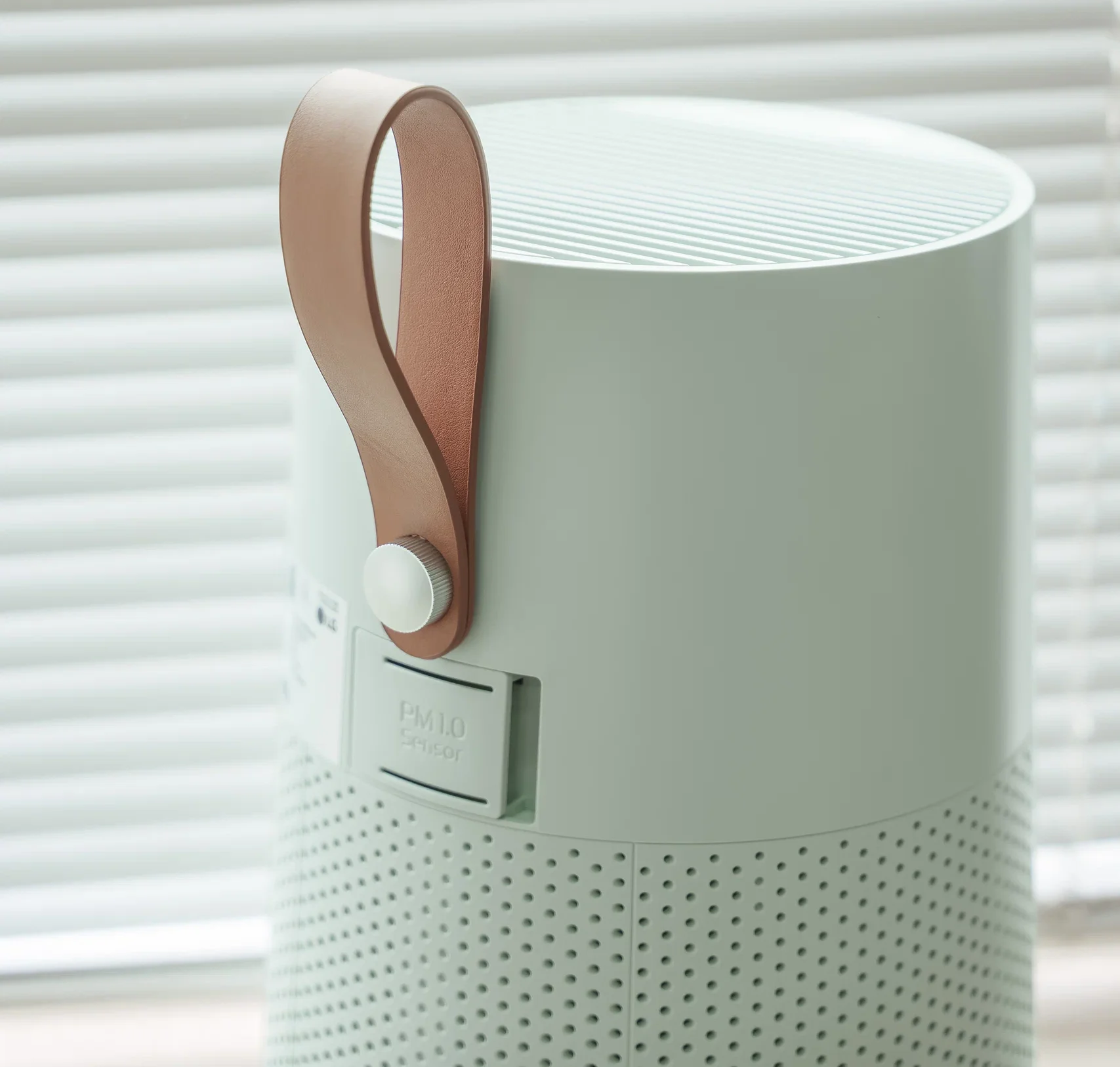 LG ra mắt PuriCare AeroMini, máy lọc khí 360 độ nhỏ gọn cho không gian cá nhân