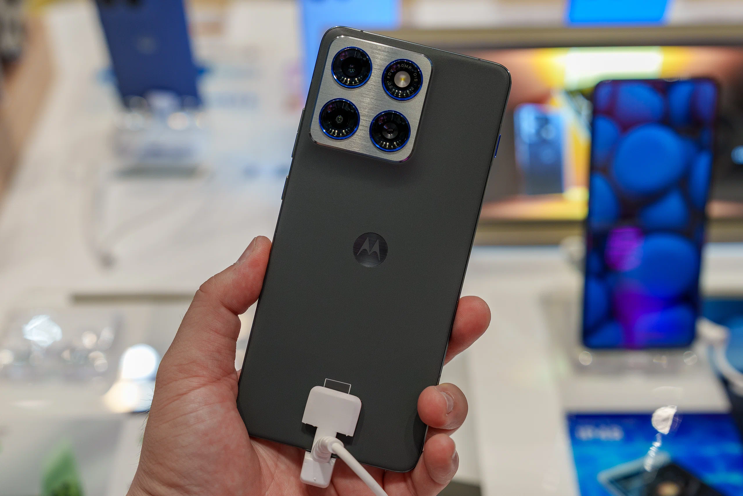 Motorola ra mắt motorola signature và edge 70: Smartphone siêu mỏng bước vào kỷ nguyên AI mới