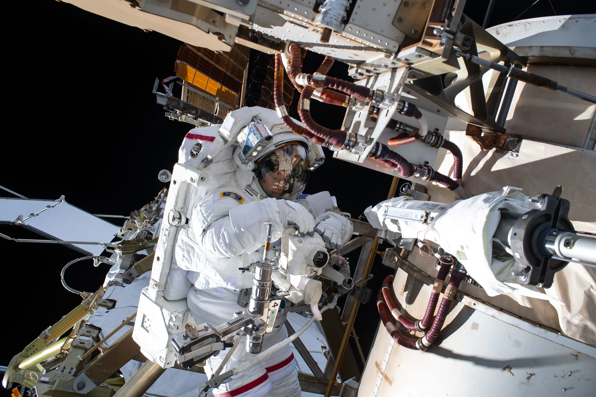 Cận cảnh chuyến spacewalk mới nhất của NASA qua loạt ảnh ngoài Trạm vũ trụ Quốc tế