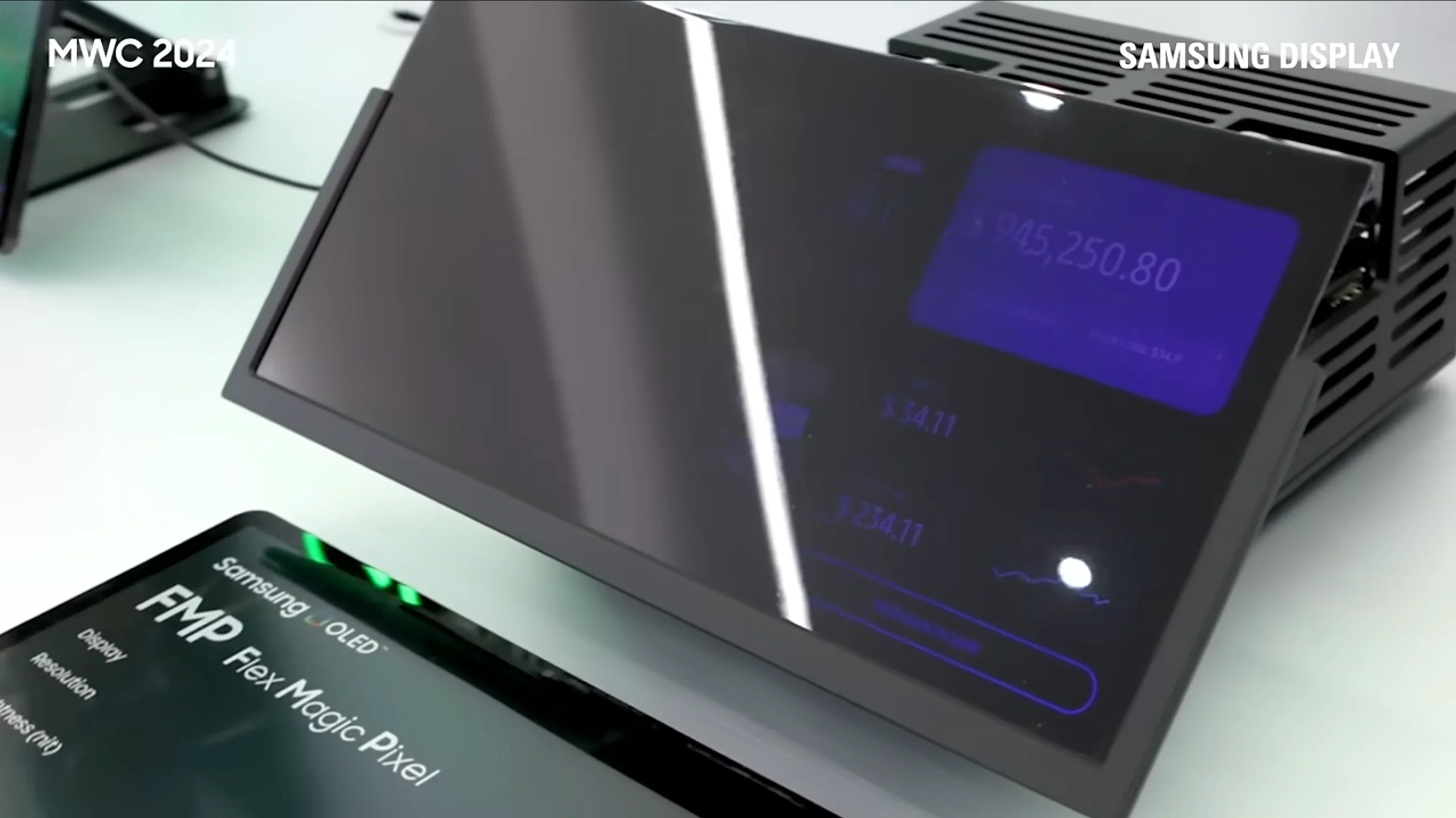 Privacy Display trên Galaxy S26 Ultra khác gì miếng dán chống nhìn trộm?