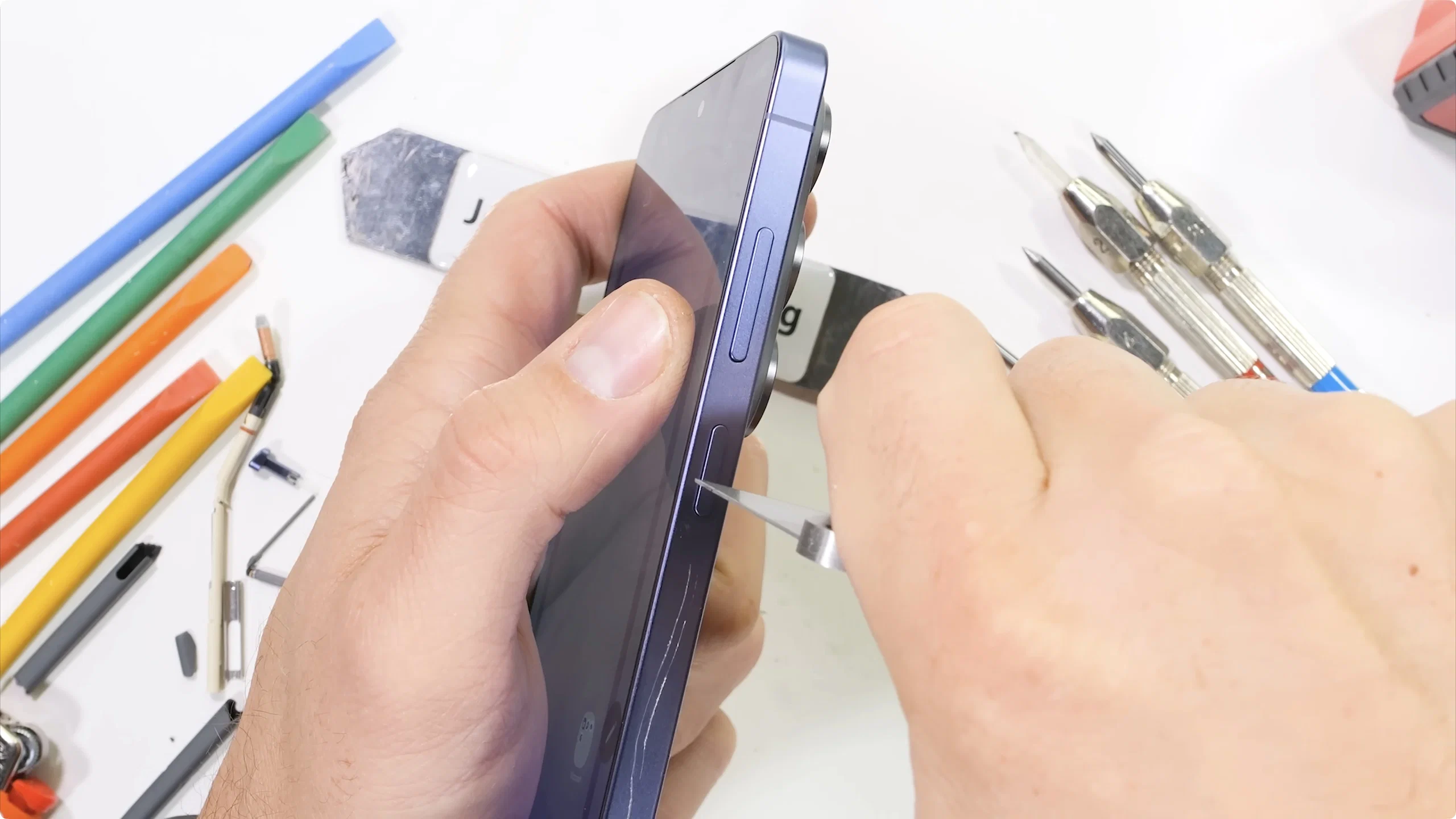 Galaxy S26 Ultra vượt qua bài test độ bền của JerryRigEverything