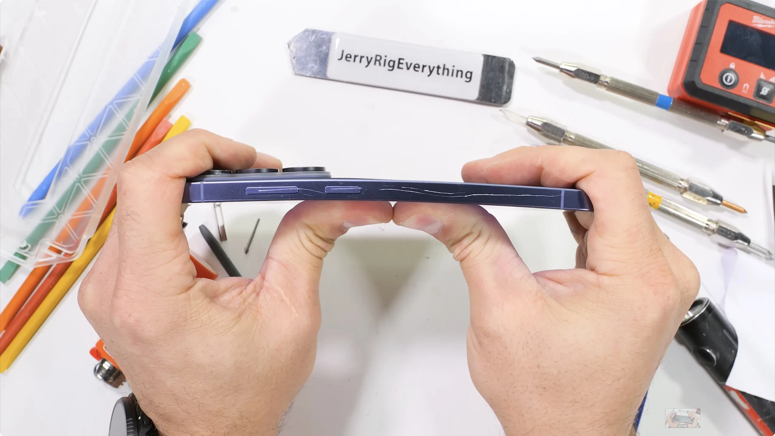 Galaxy S26 Ultra vượt qua bài test độ bền của JerryRigEverything