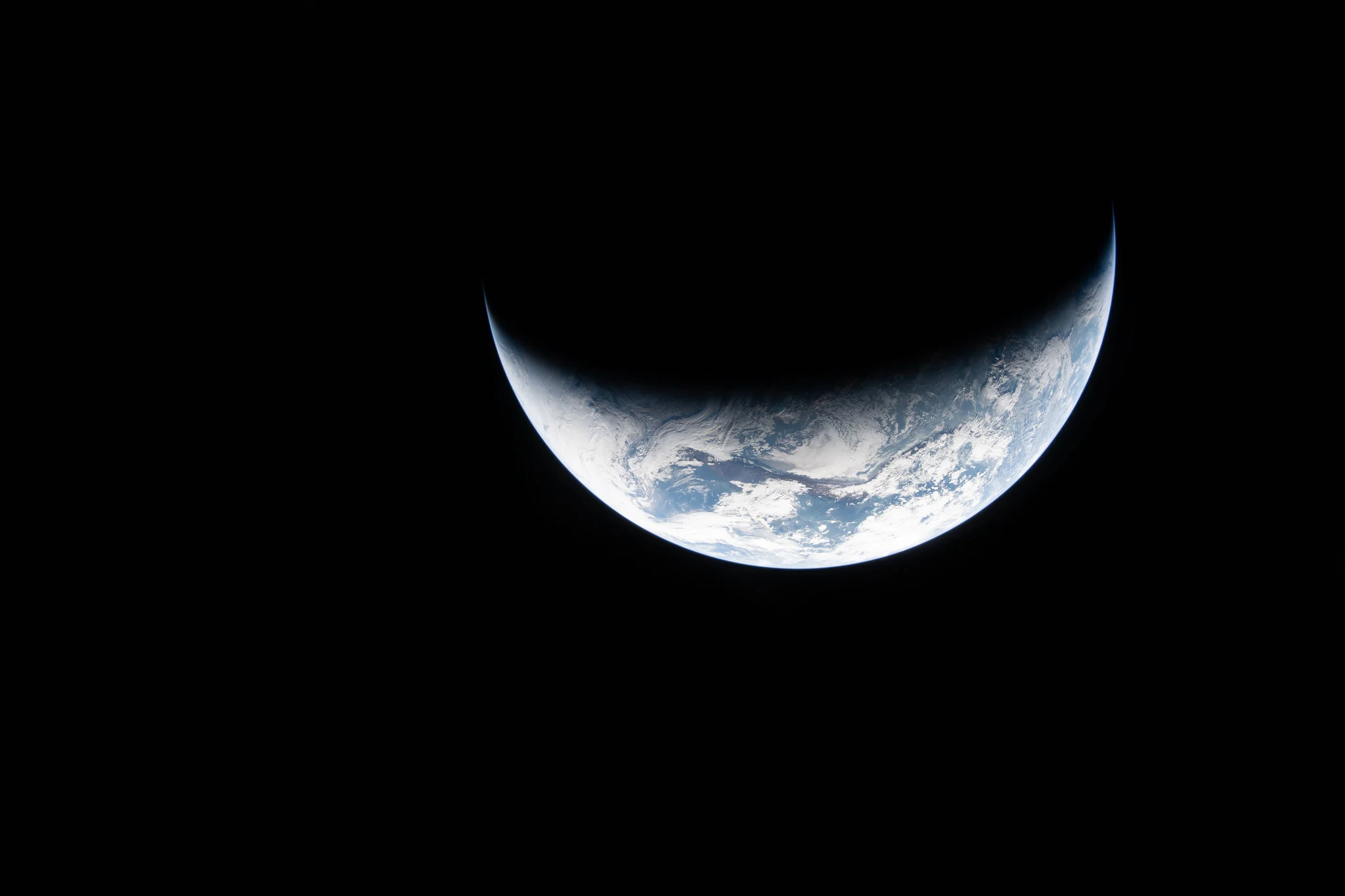 NASA tung thêm loạt ảnh Trái Đất chưa từng được công bố của Artemis II nhân dịp Ngày Trái Đất