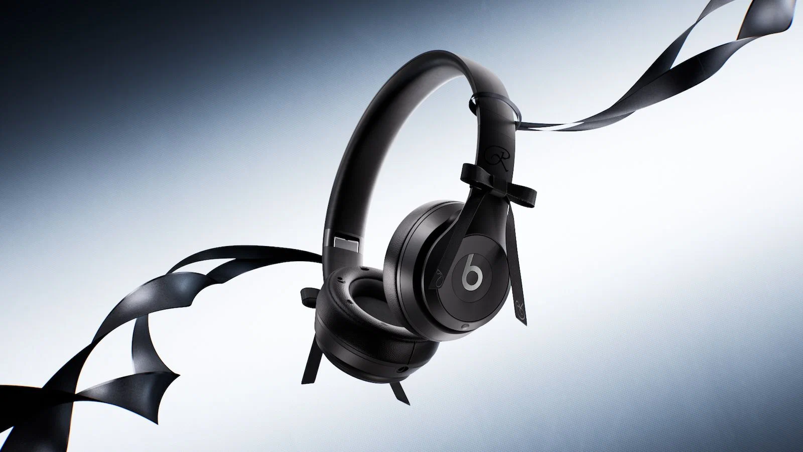 Beats Solo 4 JENNIE ra mắt bản Onyx Black, thêm phụ kiện nơ đen và playlist riêng