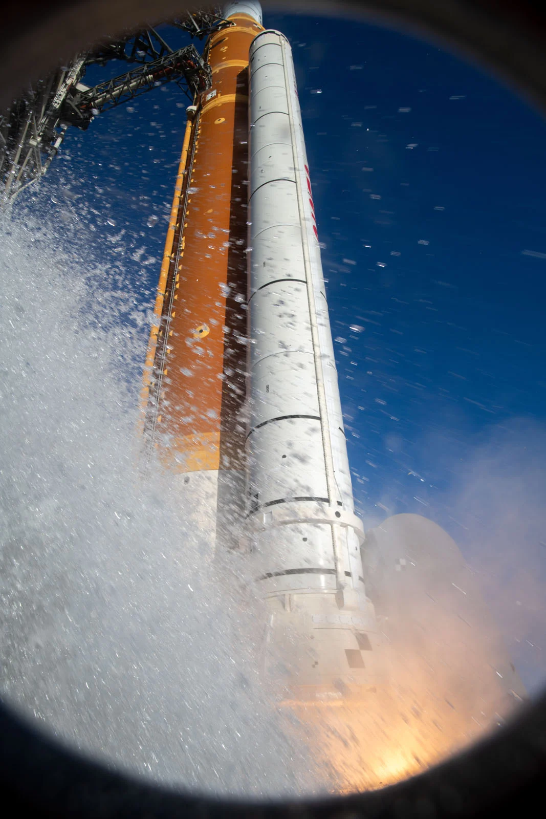 NASA công bố ảnh hồng ngoại của Artemis II và chúng cho thấy những chi tiết mắt thường không thấy