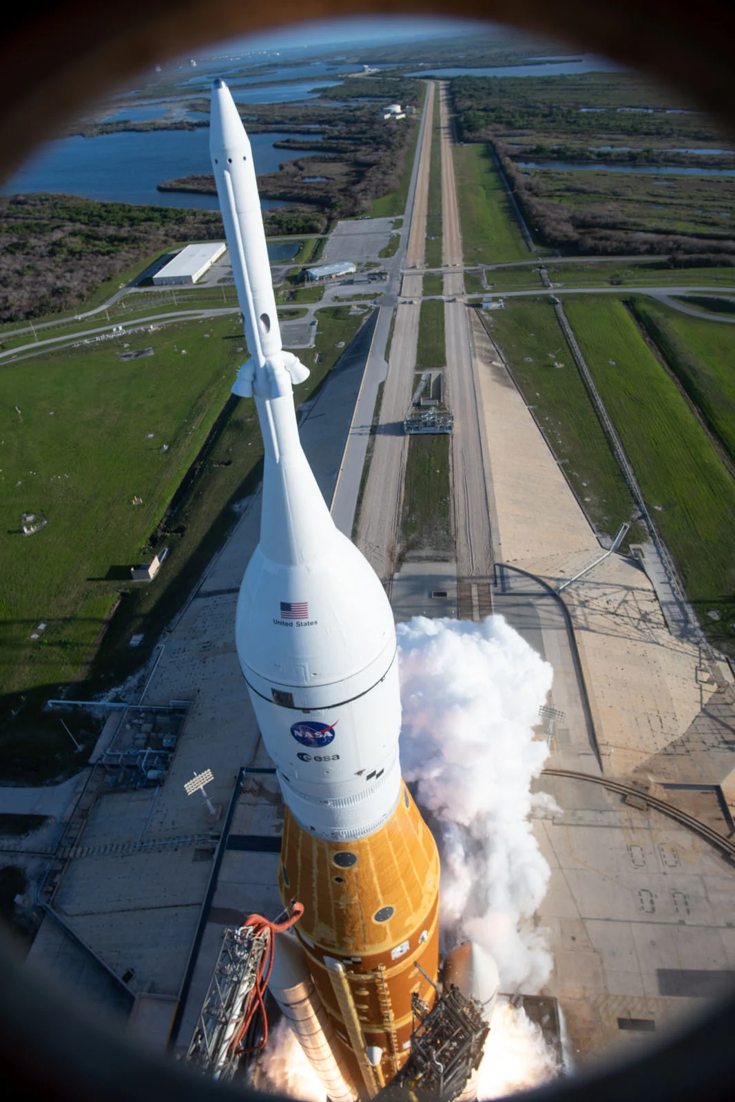 NASA công bố ảnh hồng ngoại của Artemis II và chúng cho thấy những chi tiết mắt thường không thấy
