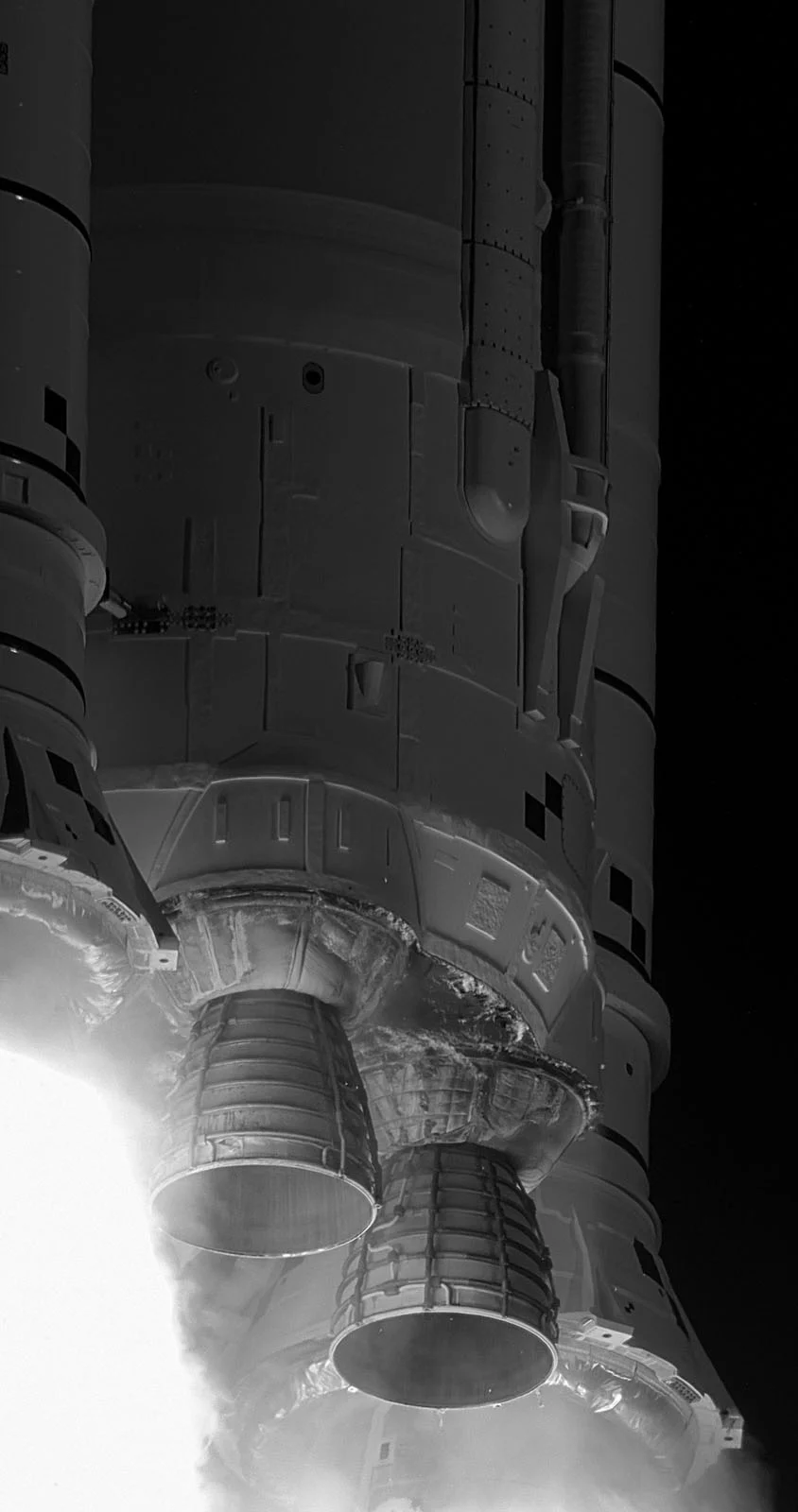 NASA công bố ảnh hồng ngoại của Artemis II và chúng cho thấy những chi tiết mắt thường không thấy
